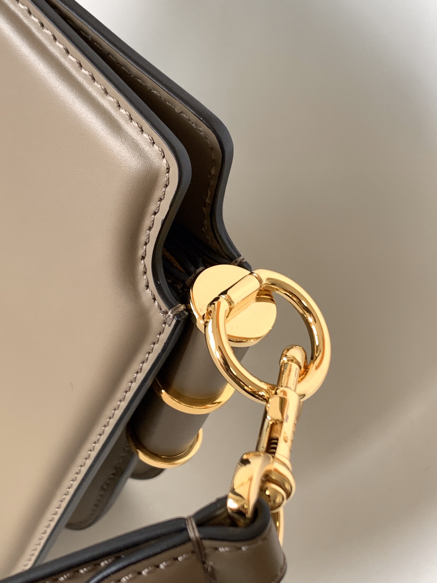 Fendtouch风琴手袋皮革材质饰有金属FF搭扣配备两个内隔层和金色金属件配肩带可肩背或斜挎Size: