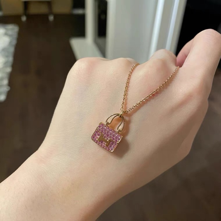 NO:102797,Amulettes Constance necklace, diamond-inlaid pendant in white gold, Kelly snaps. Hermes classic leather goods turned into jewelry, Hermes necklace, hermes, necklace19860909Amulettes Constance项链 白金镶钻坠饰,Kelly按扣. 爱马仕经典皮具化作珠宝臻品,爱马仕项链,hermes,necklace,Jewelry