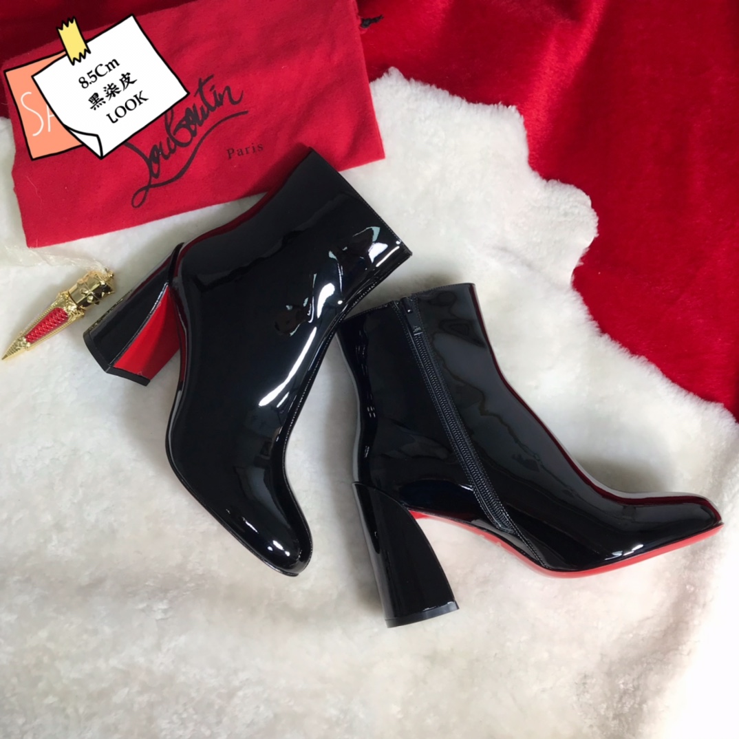 NO:337148,High-end customized autumn and winter boot series!  Imported Qili H8.5Cm, size 35-41. Genuine leather large sole. Private mold trademark zipper, -017 Black Qili, official website synchronization. Standard European code Reference:-017 Color:.black Material:patent Leather Lining:sheep leather Heel height:8.5Cm Sole:leather sole Size:EUR 35-42 (US 4-11):,,christian louboutin,boots,Leather soles19860909高端订制 秋冬靴系列！ 进口柒皮H8.5Cm,尺码35-41码.真皮大底.私模商标拉链,-017黑柒皮,官网同步. 标准欧码 Reference:-017 Color:.black Material:patent Leather Lining:sheep leather Heel heigh:8.5Cm Sole:leather sole Size:EUR 35－42（US 4一11) :,,christian louboutin,boots,Leather soles,Women's Shoes
