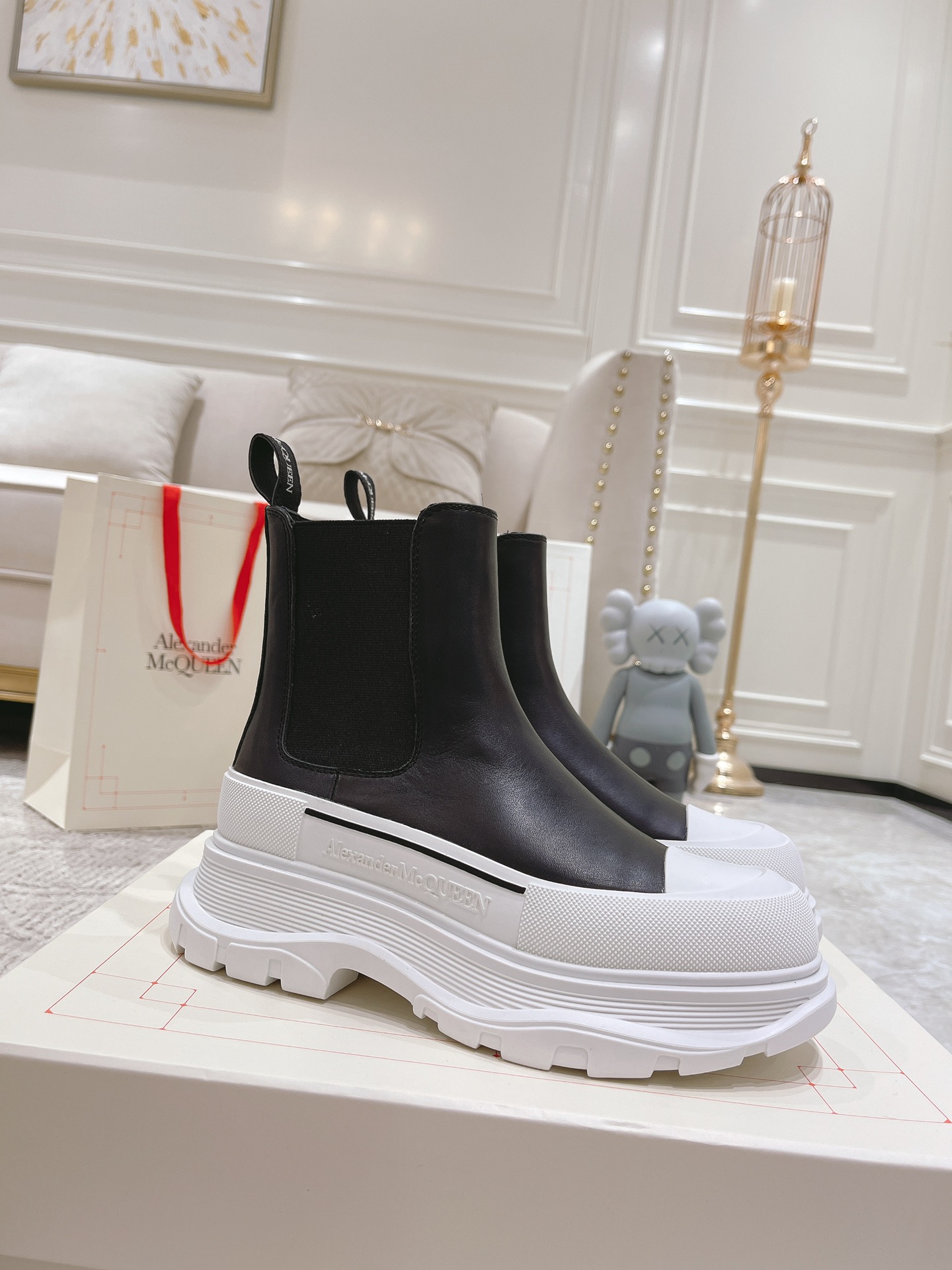 NO:167008,Autumn and Winter McQueen ALEXANDE* MQ counter synchronous lace-up Martin boots Guli Nazha Yang Mi and many other celebrities have the footwear. This year's mainstream elements Martin boot style is not without McQueen's unique casual and fashionable, and the footwear is super European and American. It uses imported genuine leather edge strips consistent with the authentic product. Upper: imported calfskin, warm color and super texture. The inner footwear uses imported mixed breeding sheep (please distinguish market currency) Original open mold sole, anti-slip TPU sole Size: 34-40 (34.40 custom made without return or exchange), casual shoes/sports shoes, alexander mcqueen, boots, sneakers, cowhide19860909秋冬麦昆 ALEXANDE* MQ专柜同步系带马丁靴 古力娜扎 杨幂等众多明星上脚 今年主流元素马丁靴风格又不失麦坤独有的休闲时尚,上脚超有欧美风范. 与正品一致采用进口真皮沿条. 鞋面:进口小牛皮,色泽温润,质感超强. 内里垫脚采用进口混种羊（请区别市场通货） 原版开模大底,防滑TPU大底 码数:34-40（34.40订做不退换),休闲鞋/运动鞋,alexander mcqueen,boots,sneakers,cowhide,Women's Shoes