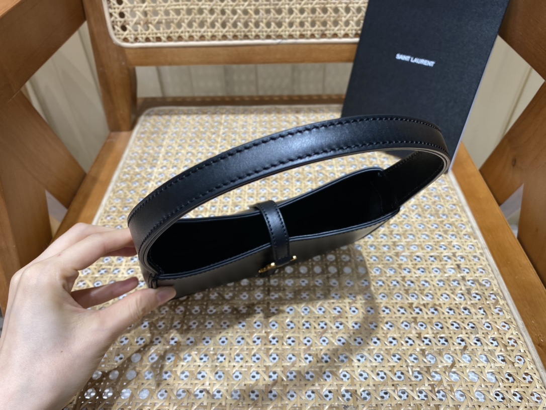 YSL 𝑳𝑬 5 𝐀̀ 7  𝐦𝐢𝐧𝐢 腋下包 710318黑色