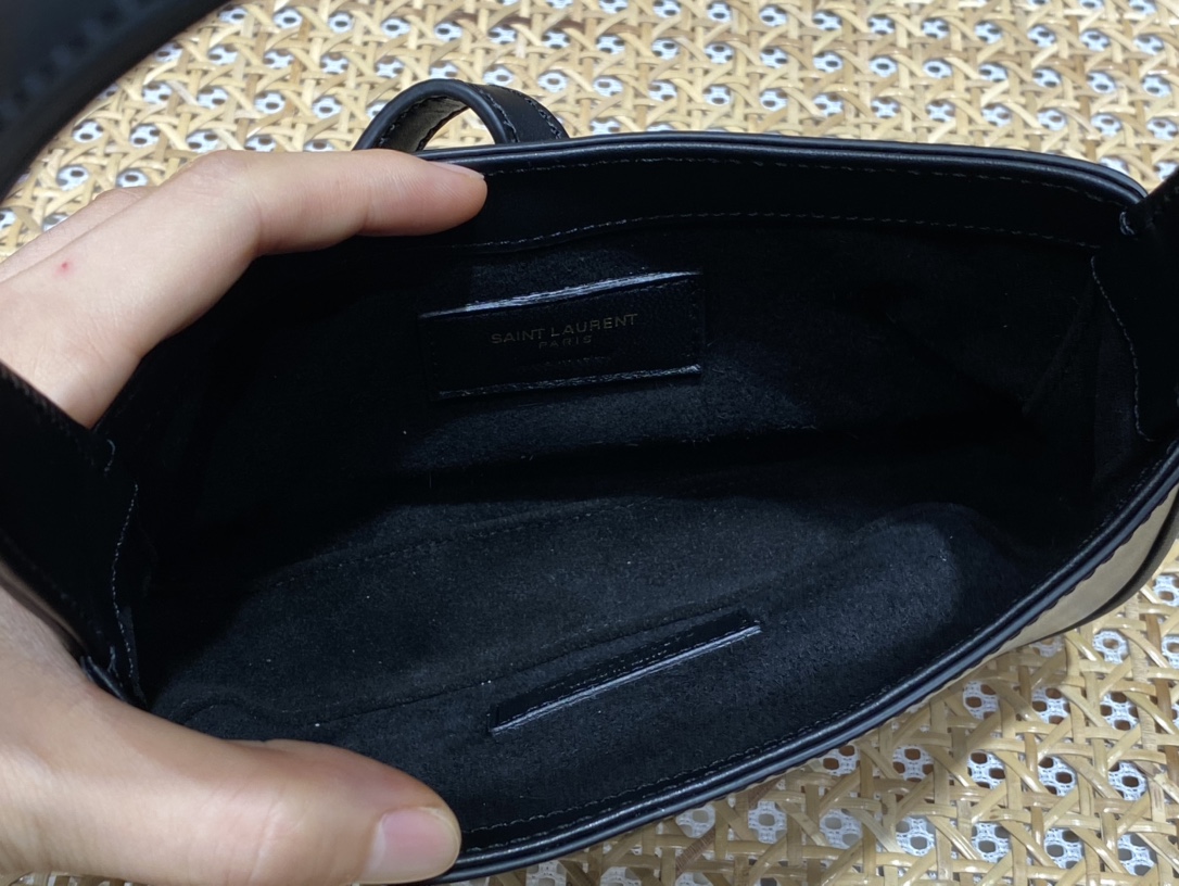 YSL 𝑳𝑬 5 𝐀̀ 7  𝐦𝐢𝐧𝐢 腋下包 710318黑色