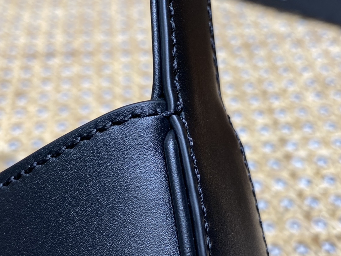 YSL 𝑳𝑬 5 𝐀̀ 7  𝐦𝐢𝐧𝐢 腋下包 710318黑色