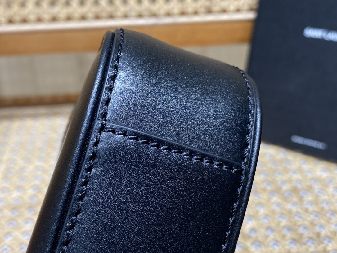 YSL 𝑳𝑬 5 𝐀̀ 7  𝐦𝐢𝐧𝐢 腋下包 710318黑色