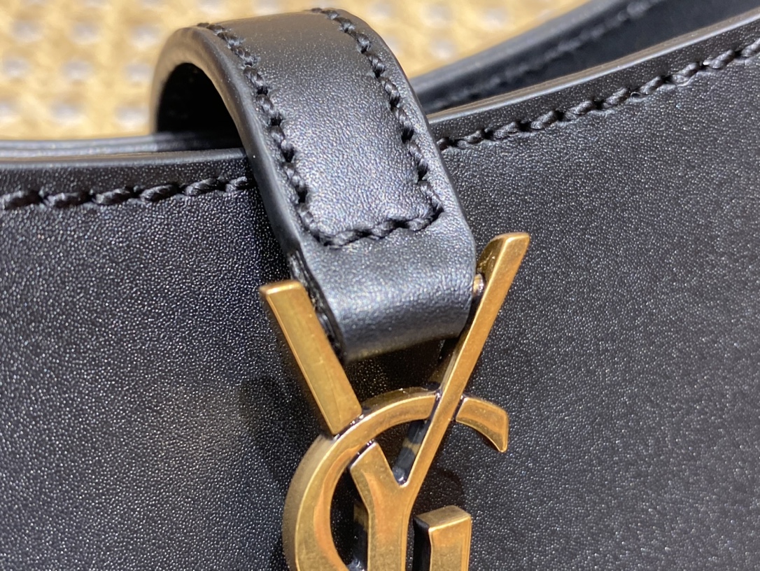 YSL 𝑳𝑬 5 𝐀̀ 7  𝐦𝐢𝐧𝐢 腋下包 710318黑色