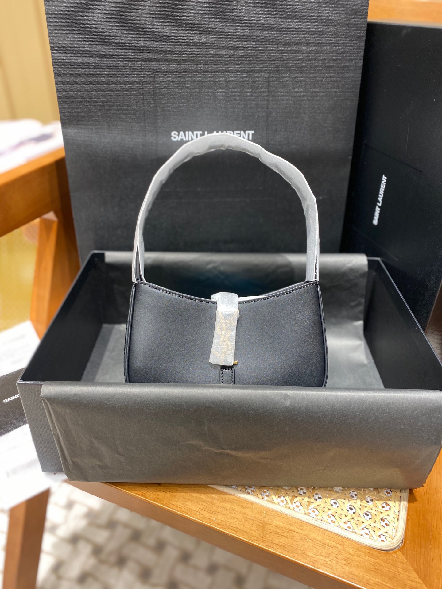 YSL 𝑳𝑬 5 𝐀̀ 7  𝐦𝐢𝐧𝐢 腋下包 710318黑色