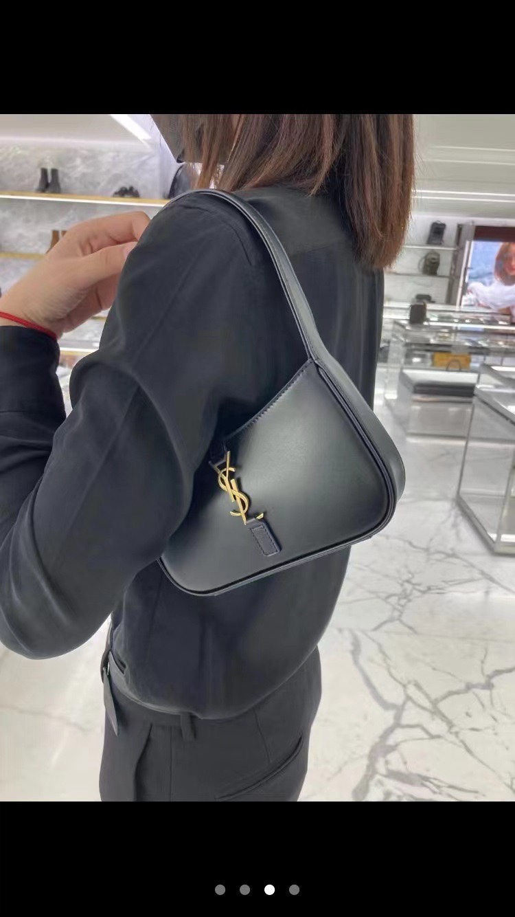 YSL 𝑳𝑬 5 𝐀̀ 7  𝐦𝐢𝐧𝐢 腋下包 710318黑色