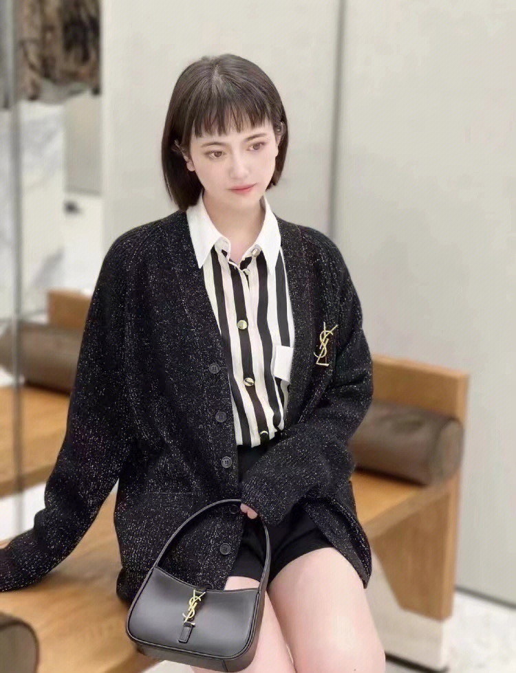 YSL 𝑳𝑬 5 𝐀̀ 7  𝐦𝐢𝐧𝐢 腋下包 710318黑色