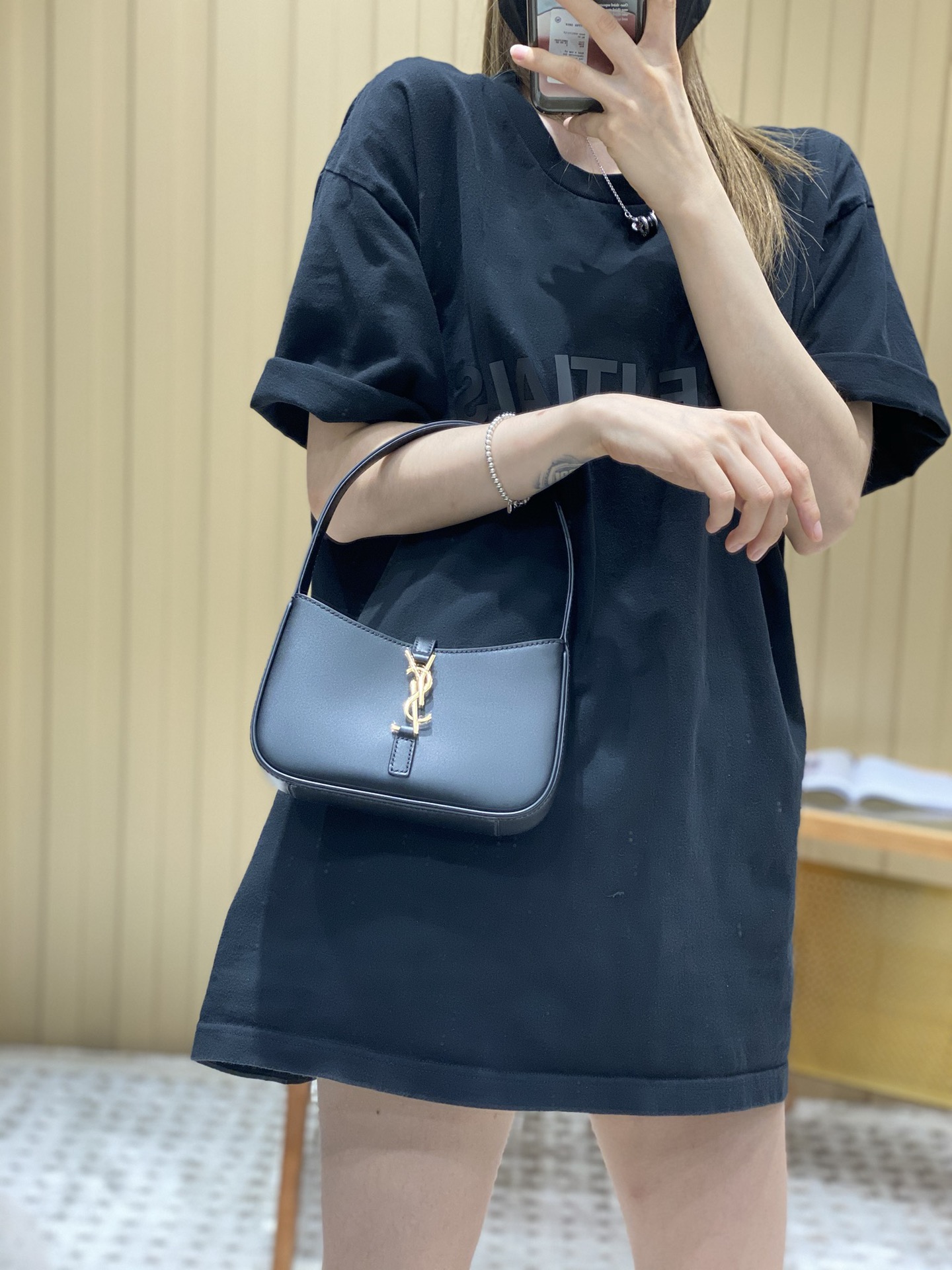 YSL 𝑳𝑬 5 𝐀̀ 7  𝐦𝐢𝐧𝐢 腋下包 710318黑色