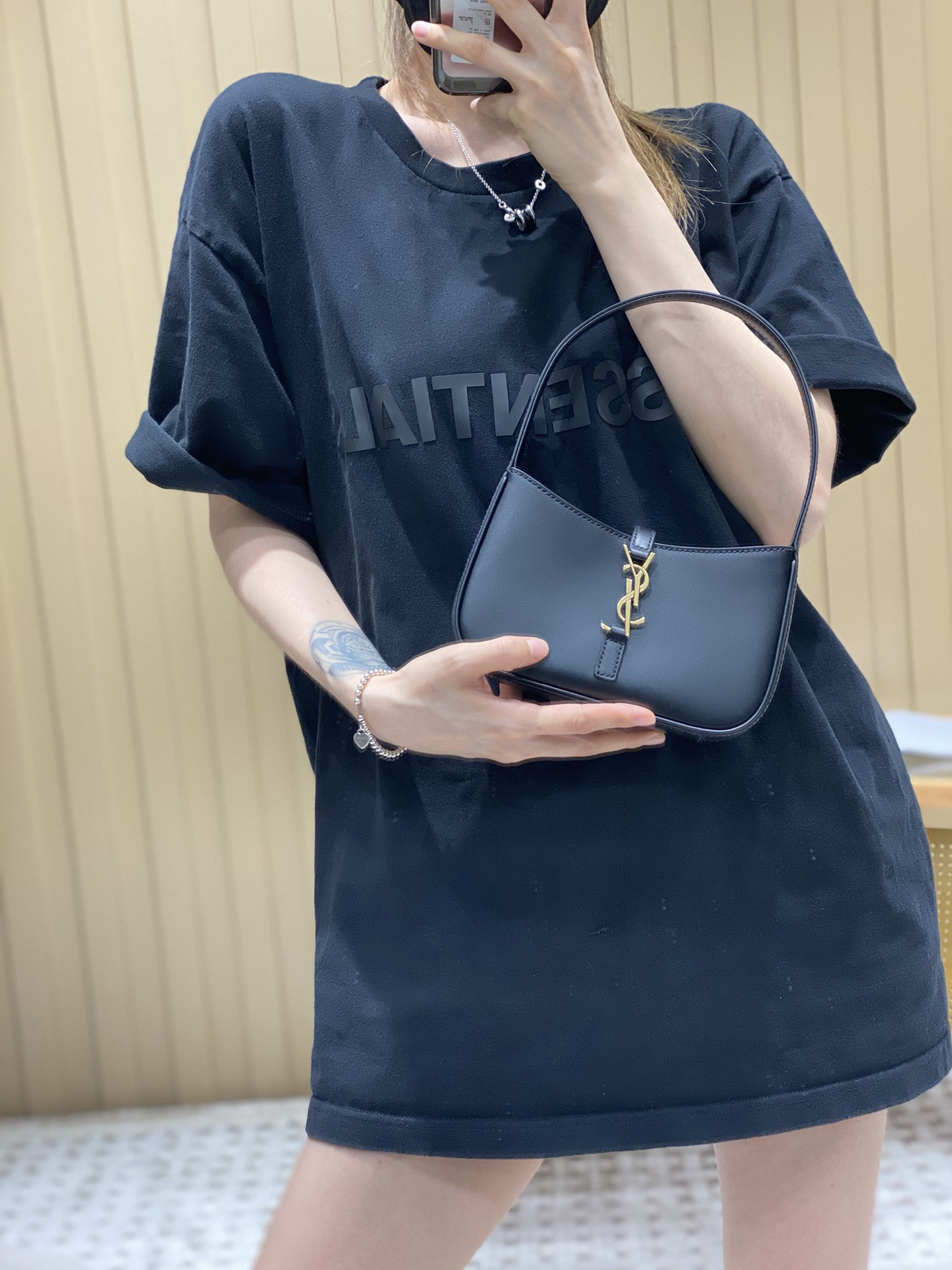 YSL 𝑳𝑬 5 𝐀̀ 7  𝐦𝐢𝐧𝐢 腋下包 710318黑色