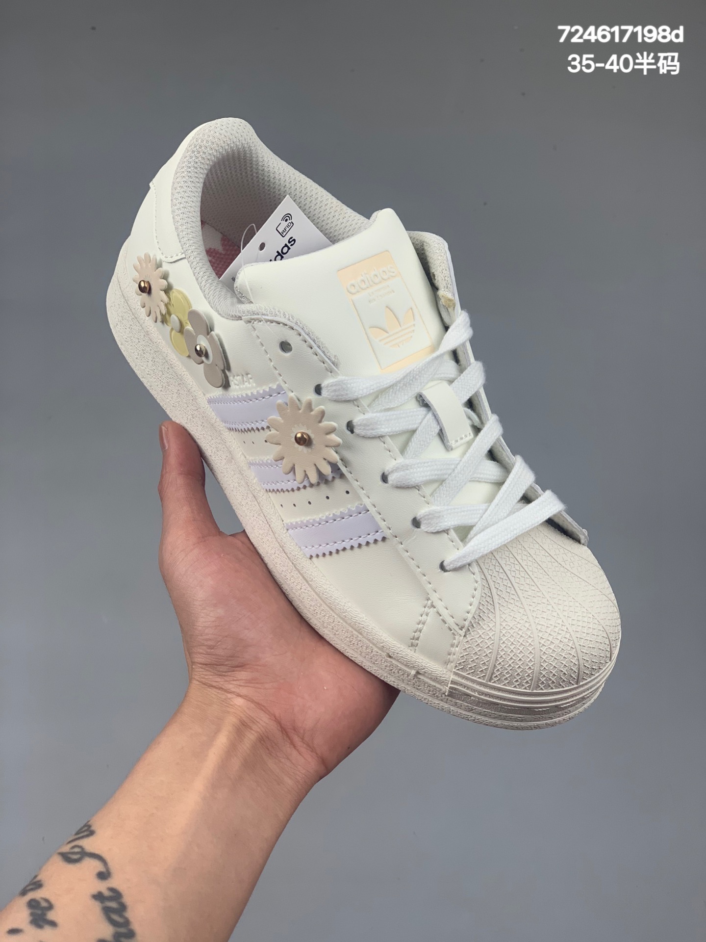 本地
阿迪达斯/Adidas Originals Superstar 经典贝壳头系列低帮百搭休闲运动板鞋。采用硬质牛剖革鞋面材质#货号：GX2172
 尺码：35 36 36⅔ 37⅓ 38 38⅔ 39⅓ 40
编码：724617198d