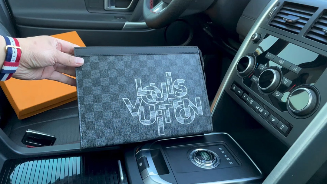 Louis Vuitton 路易威登 LV  手拿包 实拍配折叠礼盒