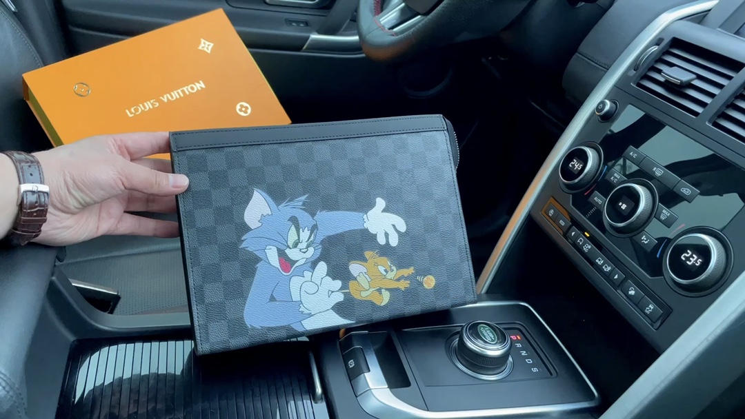 Louis Vuitton 路易威登 LV  限量版 手拿包实拍配：折叠礼盒