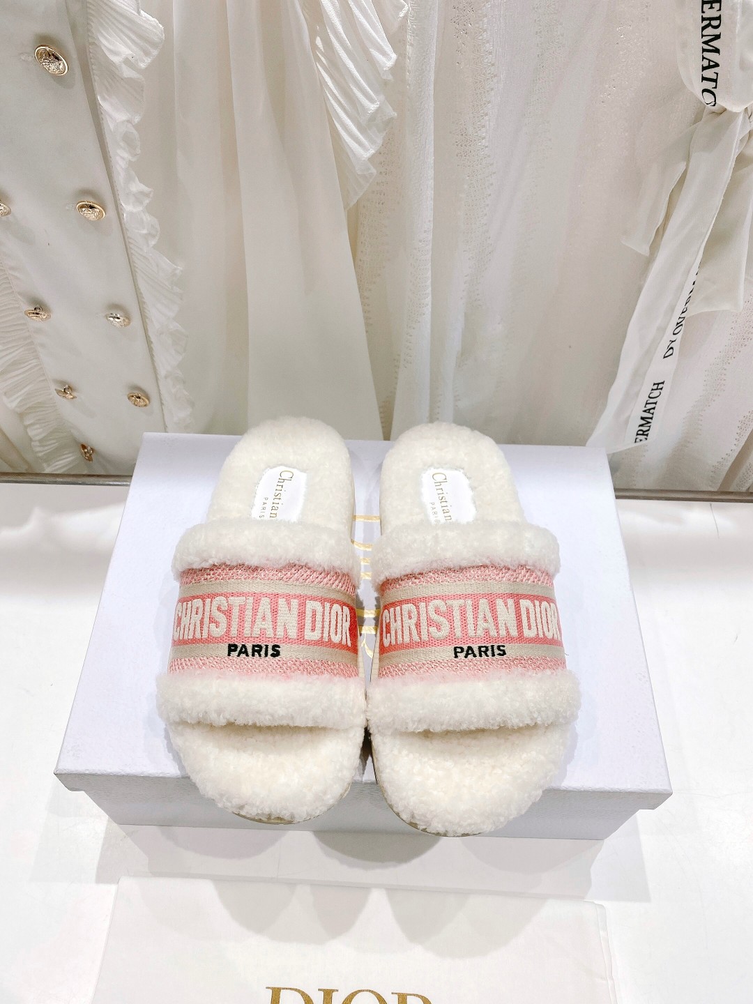 高版本出厂
【高品质】Dior/迪奥2025ss秋冬新款字母刺绣毛毛拖！经典立体刺绣搭配进口羊毛，舒适度