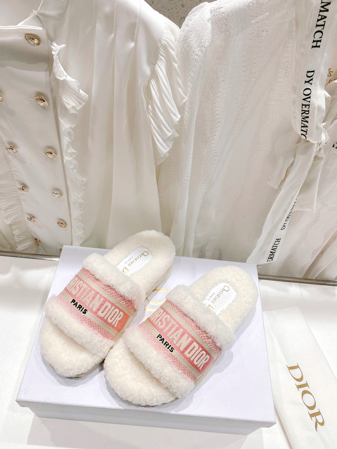 高版本出厂
【高品质】Dior/迪奥2025ss秋冬新款字母刺绣毛毛拖！经典立体刺绣搭配进口羊毛，舒适度