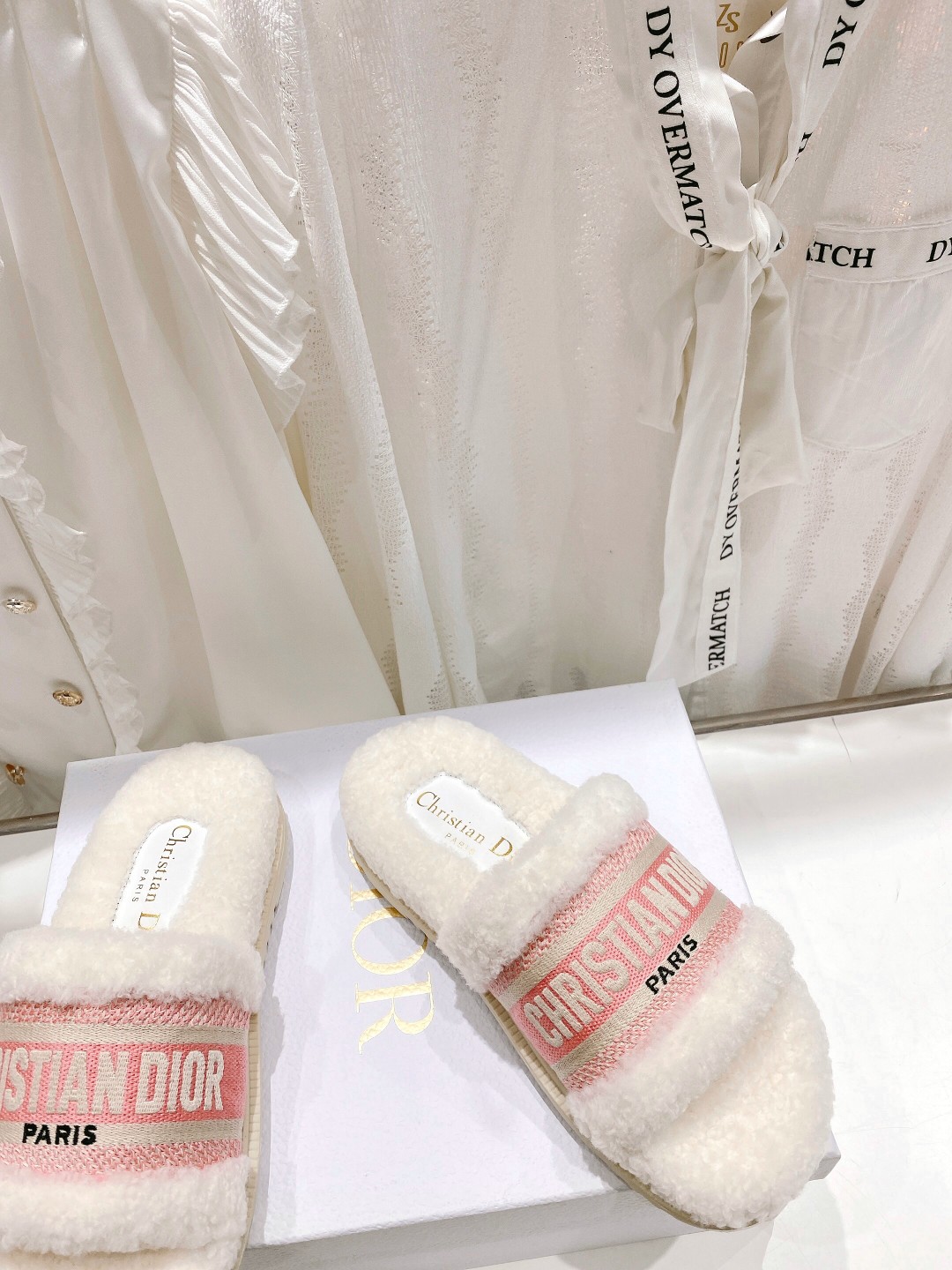 高版本出厂
【高品质】Dior/迪奥2025ss秋冬新款字母刺绣毛毛拖！经典立体刺绣搭配进口羊毛，舒适度