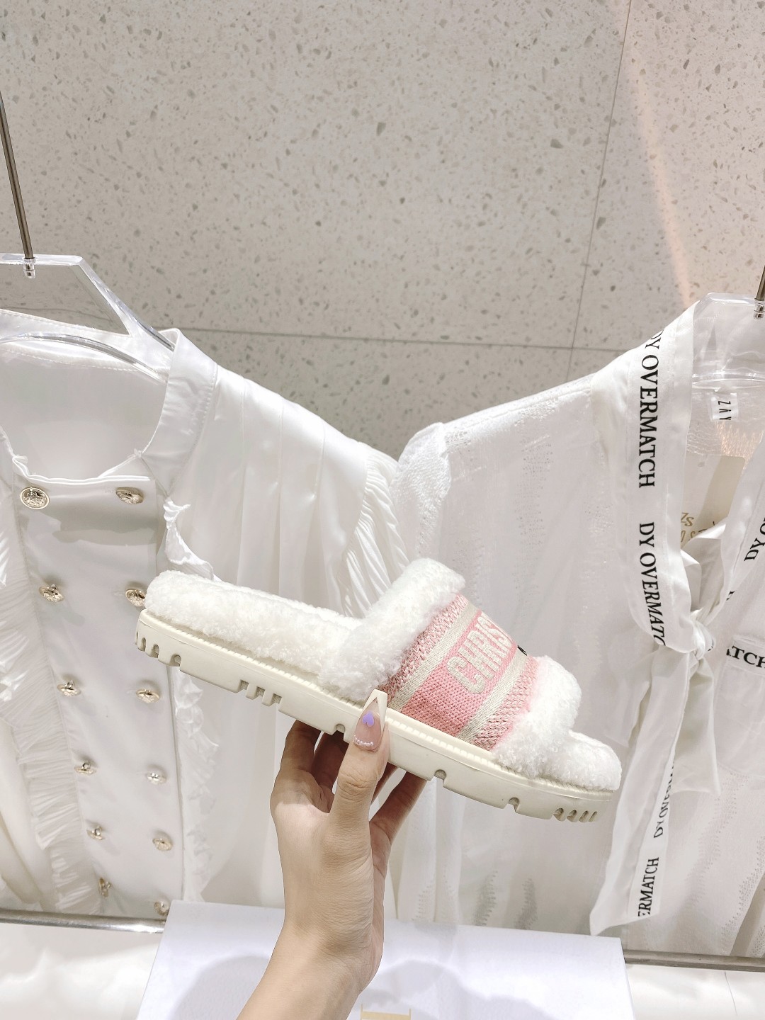 高版本出厂
【高品质】Dior/迪奥2025ss秋冬新款字母刺绣毛毛拖！经典立体刺绣搭配进口羊毛，舒适度