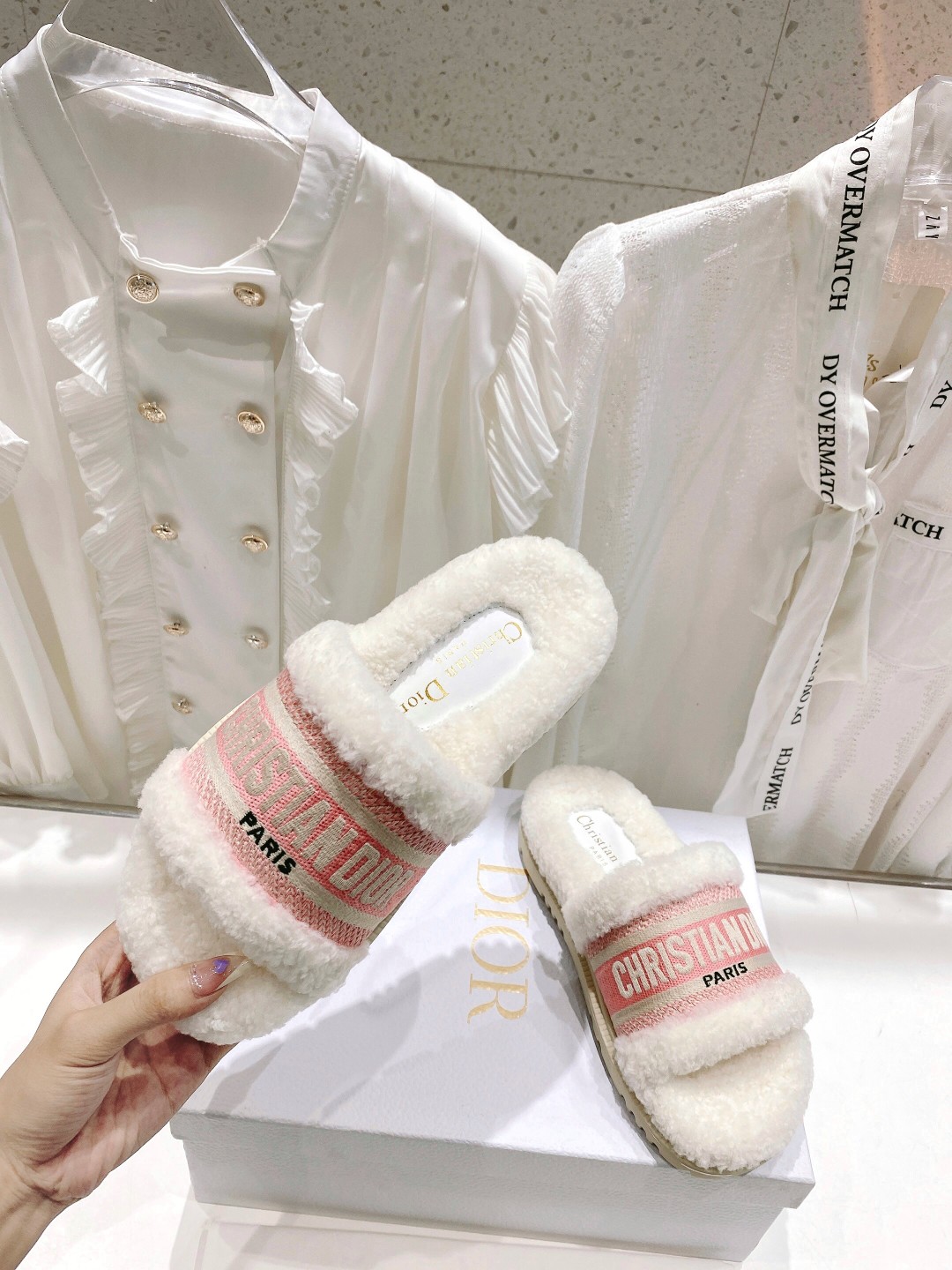 高版本出厂
【高品质】Dior/迪奥2025ss秋冬新款字母刺绣毛毛拖！经典立体刺绣搭配进口羊毛，舒适度