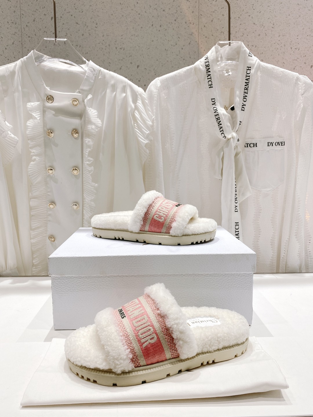 高版本出厂
【高品质】Dior/迪奥2025ss秋冬新款字母刺绣毛毛拖！经典立体刺绣搭配进口羊毛，舒适度