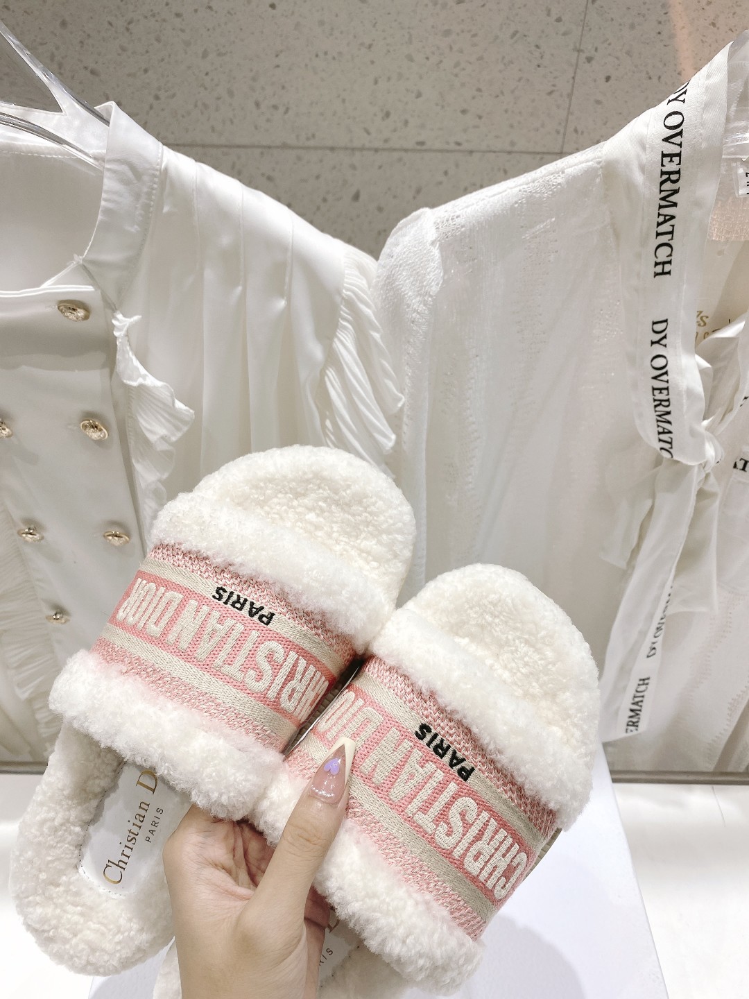 高版本出厂
【高品质】Dior/迪奥2025ss秋冬新款字母刺绣毛毛拖！经典立体刺绣搭配进口羊毛，舒适度