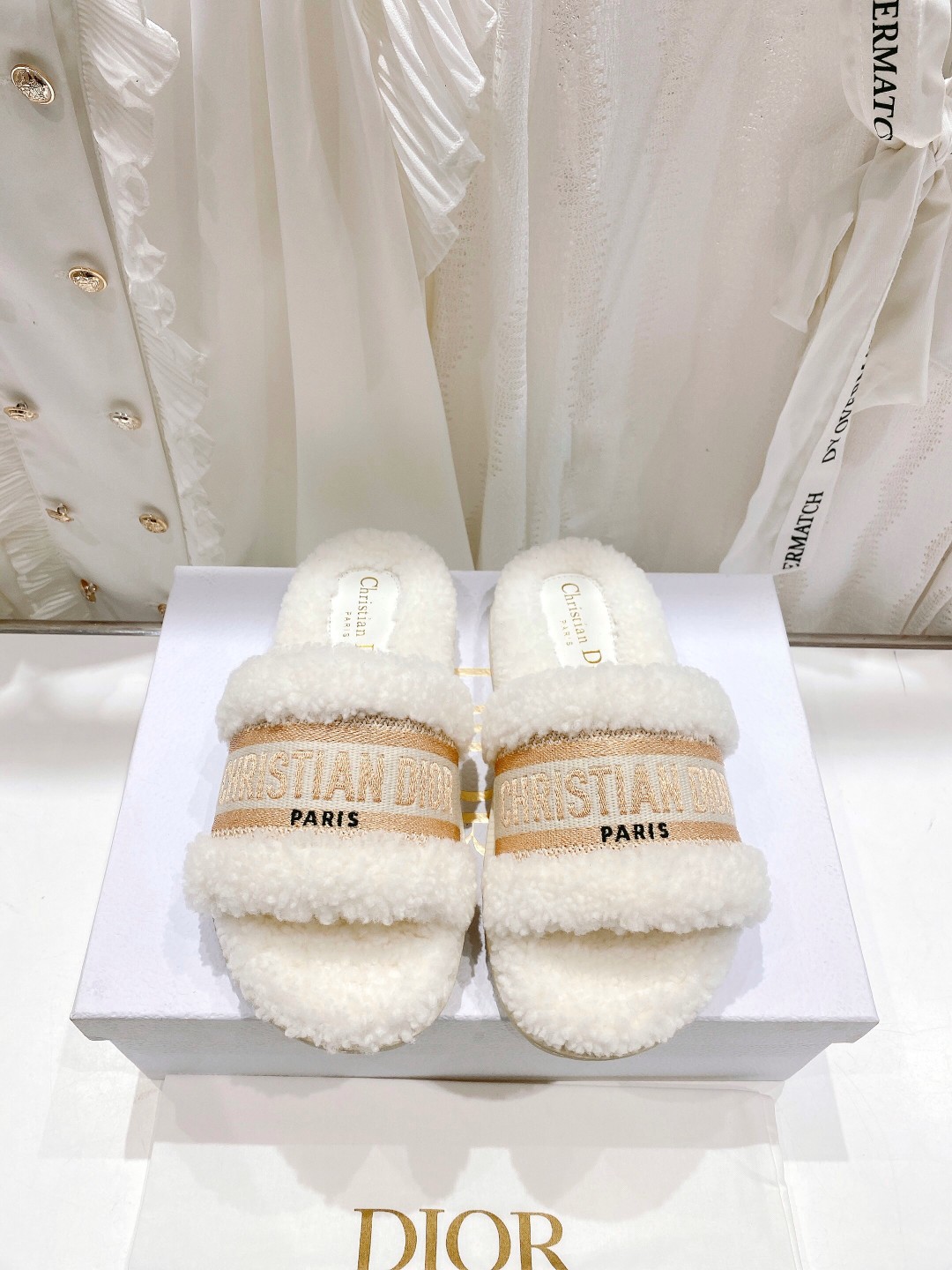 高版本出厂
【高品质】Dior/迪奥2025ss秋冬新款字母刺绣毛毛拖！经典立体刺绣搭配进口羊毛，舒适度