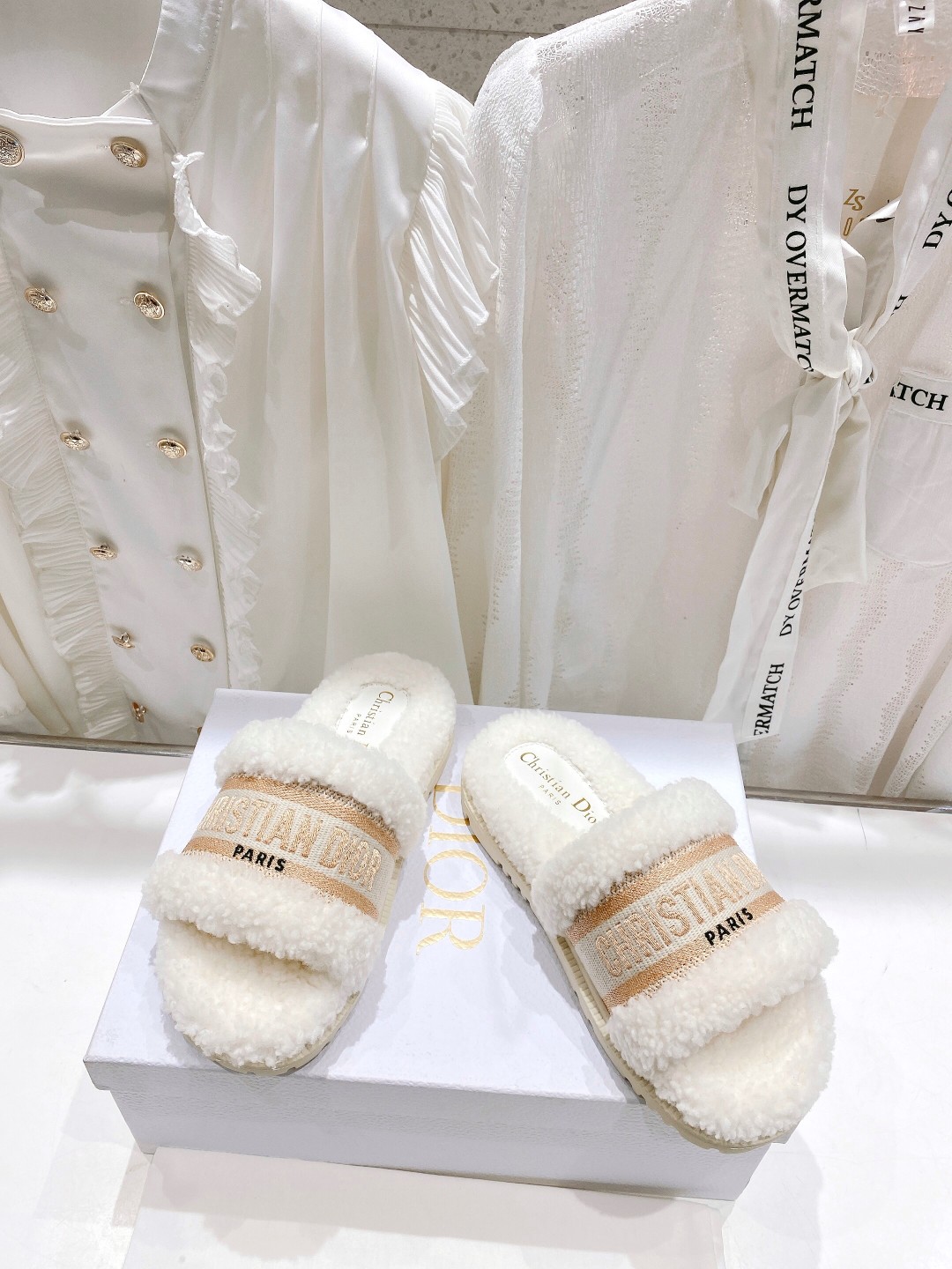 高版本出厂
【高品质】Dior/迪奥2025ss秋冬新款字母刺绣毛毛拖！经典立体刺绣搭配进口羊毛，舒适度