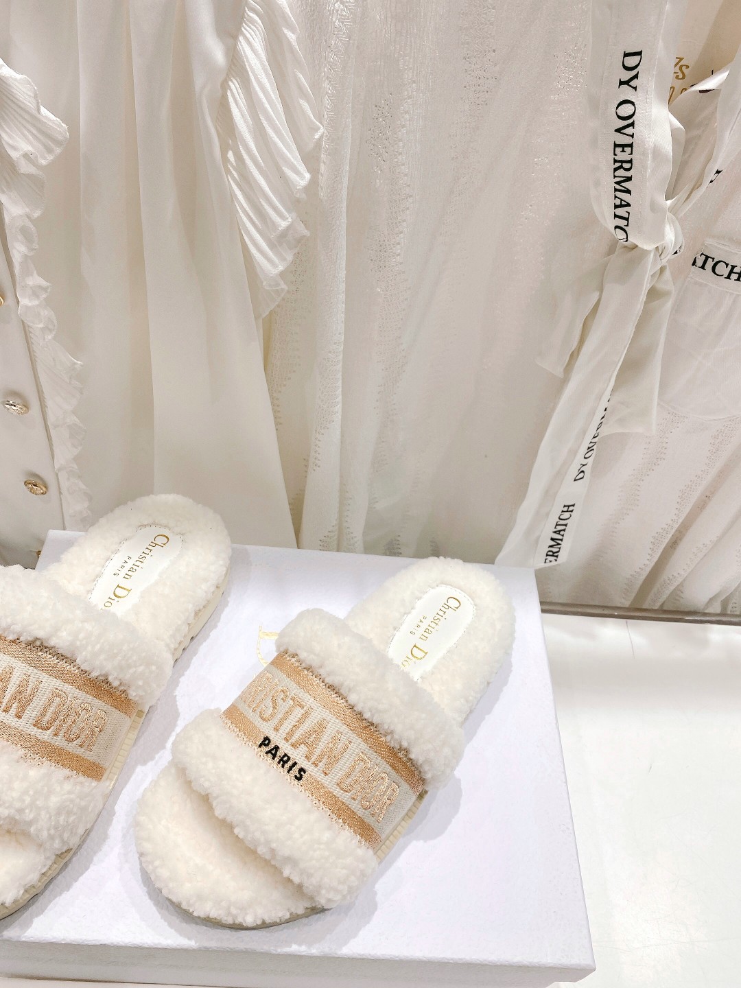 高版本出厂
【高品质】Dior/迪奥2025ss秋冬新款字母刺绣毛毛拖！经典立体刺绣搭配进口羊毛，舒适度