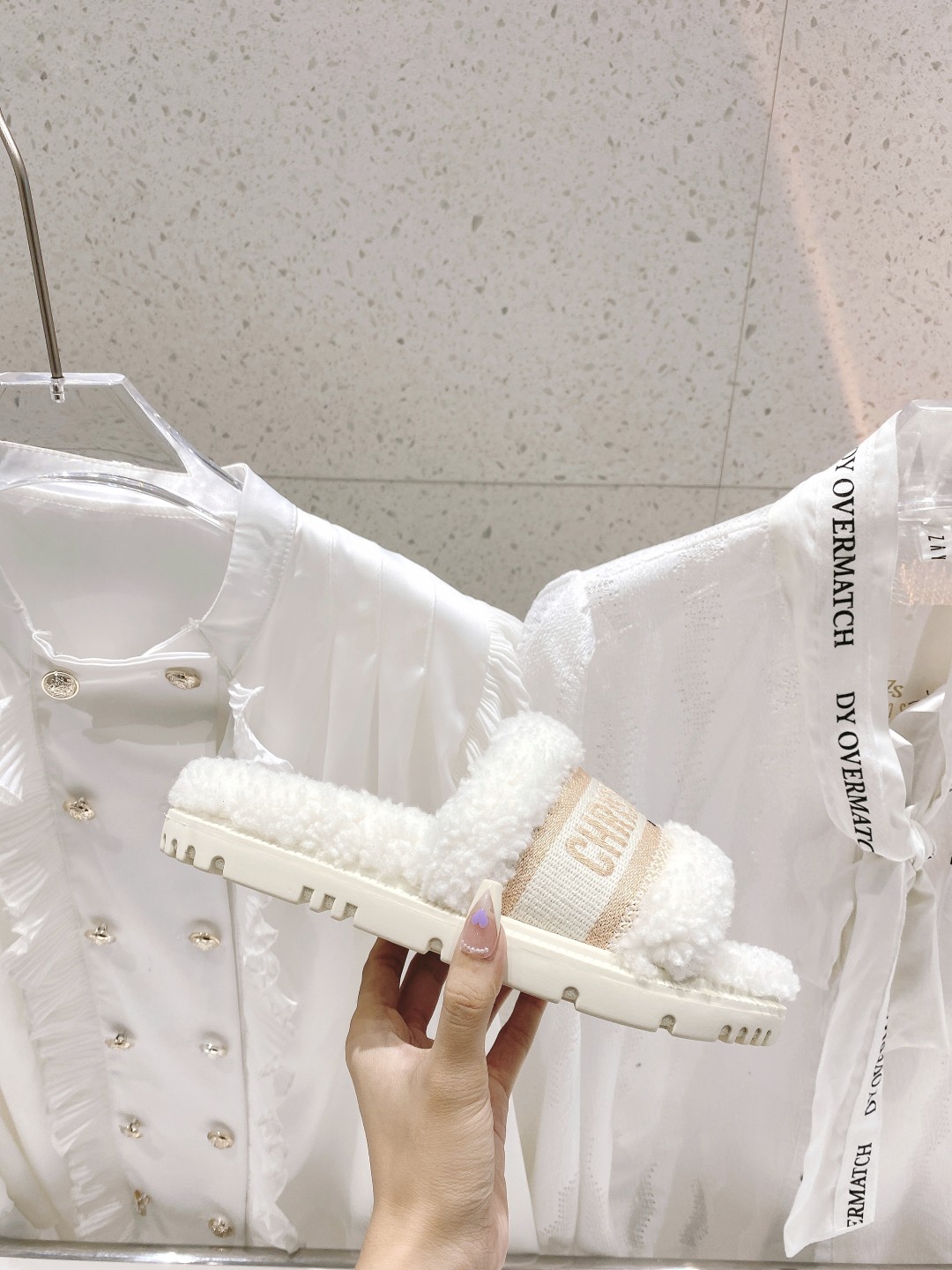 高版本出厂
【高品质】Dior/迪奥2025ss秋冬新款字母刺绣毛毛拖！经典立体刺绣搭配进口羊毛，舒适度