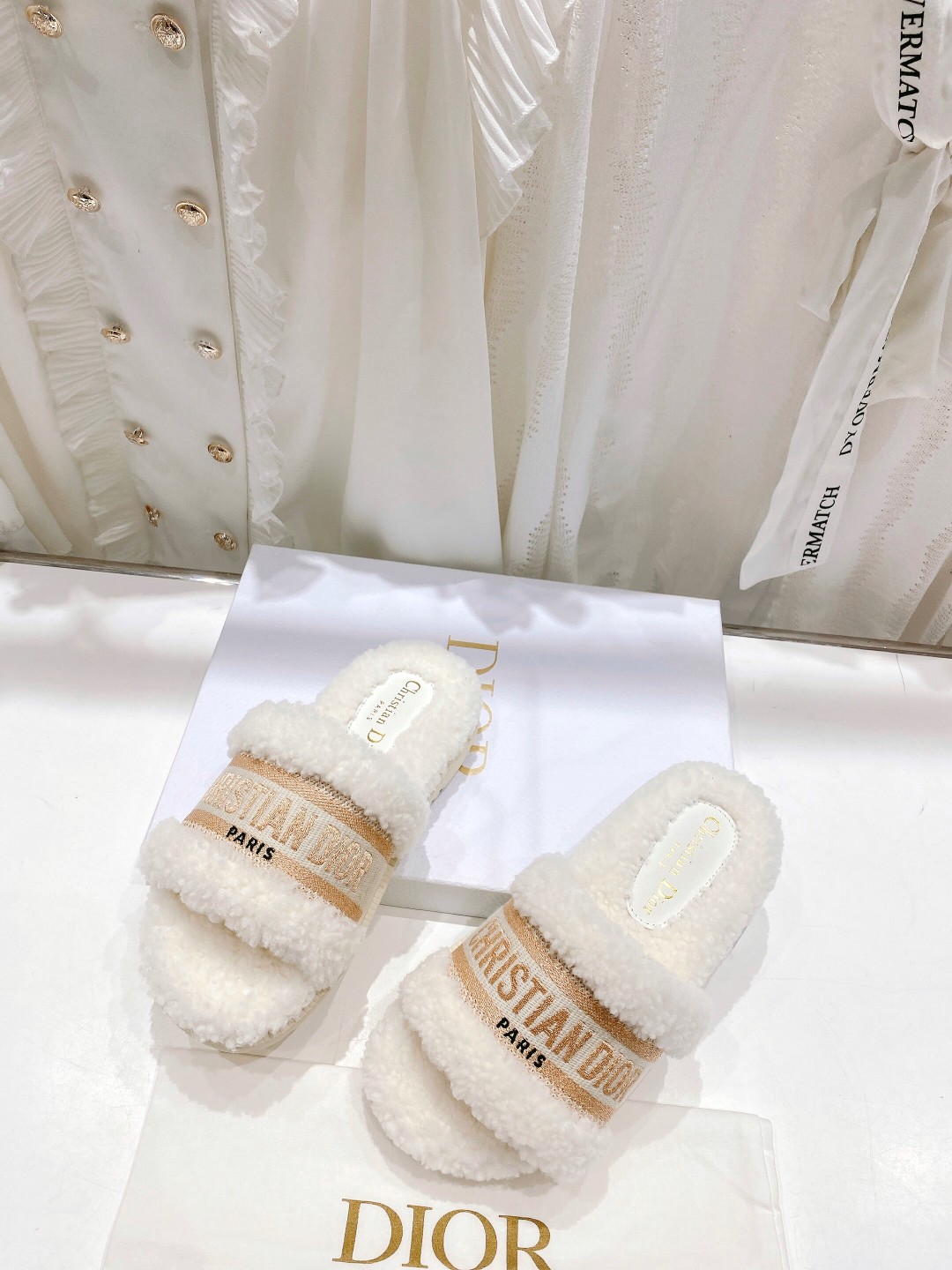 高版本出厂
【高品质】Dior/迪奥2025ss秋冬新款字母刺绣毛毛拖！经典立体刺绣搭配进口羊毛，舒适度