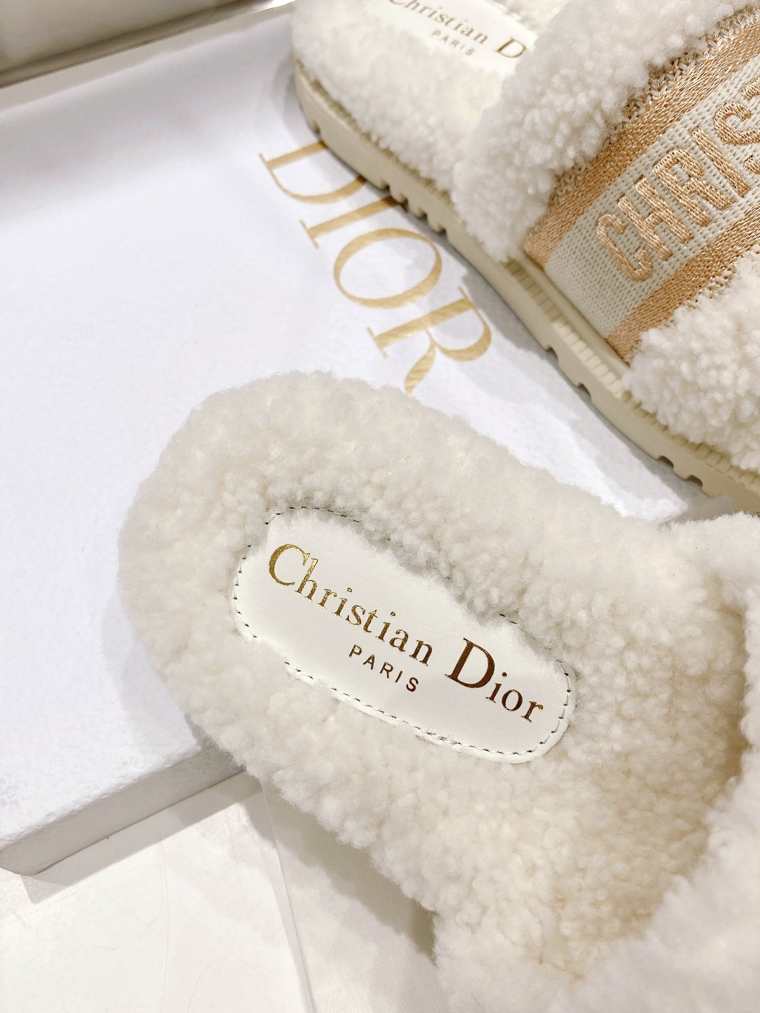 高版本出厂
【高品质】Dior/迪奥2025ss秋冬新款字母刺绣毛毛拖！经典立体刺绣搭配进口羊毛，舒适度