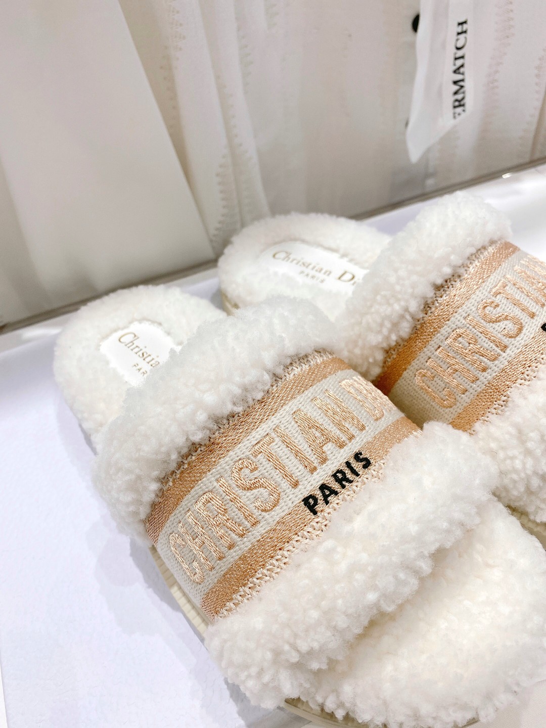 高版本出厂
【高品质】Dior/迪奥2025ss秋冬新款字母刺绣毛毛拖！经典立体刺绣搭配进口羊毛，舒适度