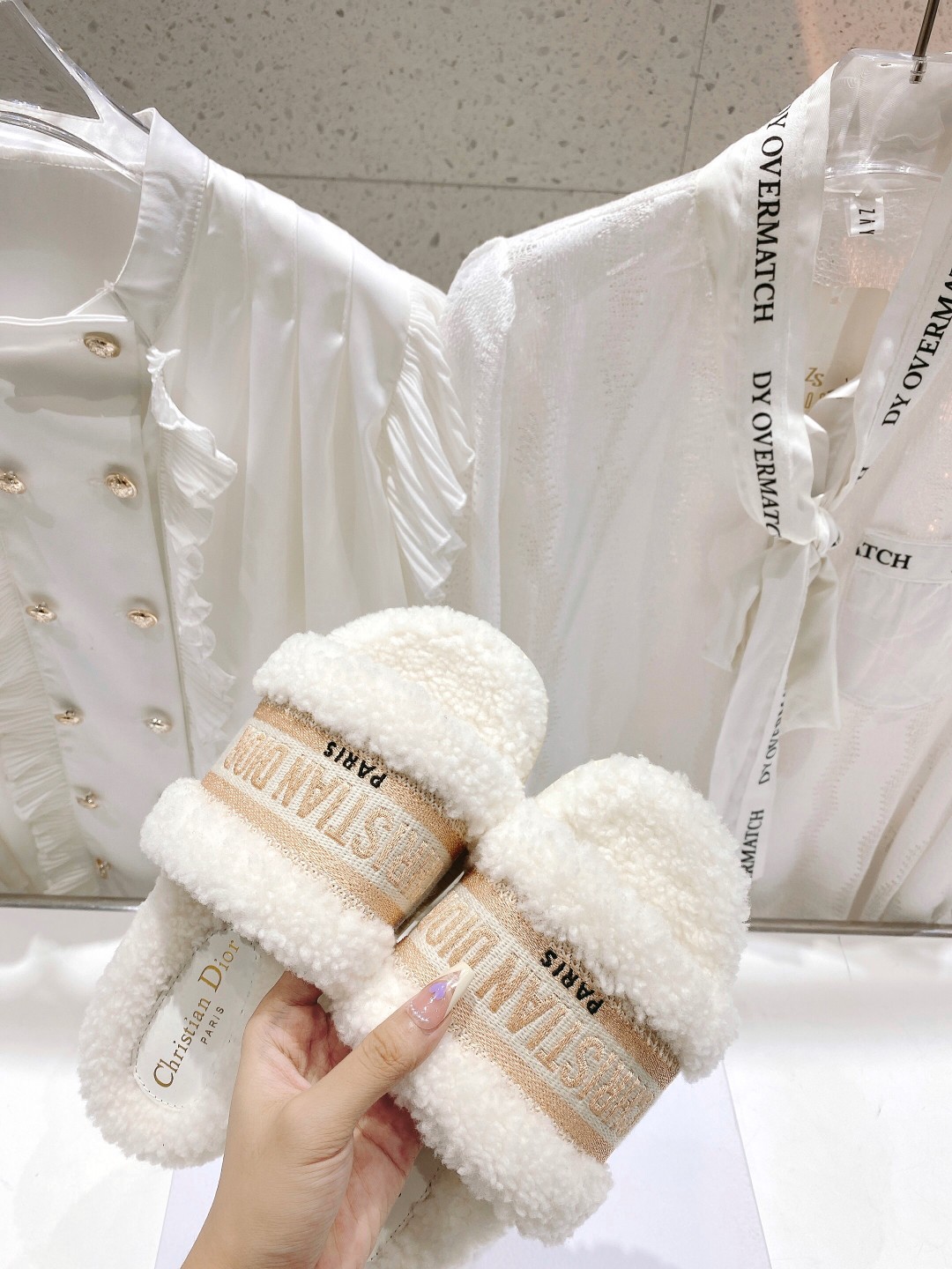 高版本出厂
【高品质】Dior/迪奥2025ss秋冬新款字母刺绣毛毛拖！经典立体刺绣搭配进口羊毛，舒适度
