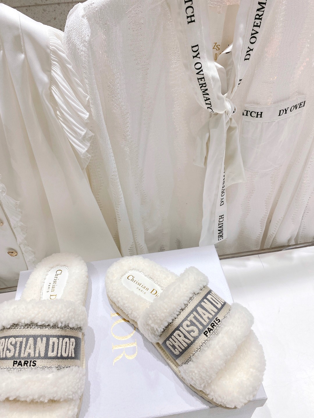 高版本出厂
【高品质】Dior/迪奥2025ss秋冬新款字母刺绣毛毛拖！经典立体刺绣搭配进口羊毛，舒适度