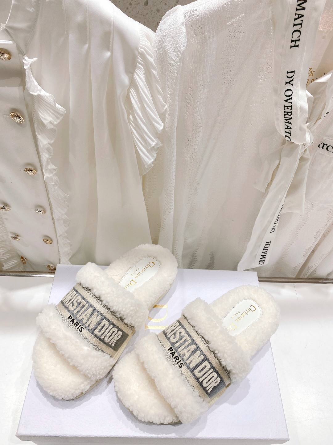 高版本出厂
【高品质】Dior/迪奥2025ss秋冬新款字母刺绣毛毛拖！经典立体刺绣搭配进口羊毛，舒适度