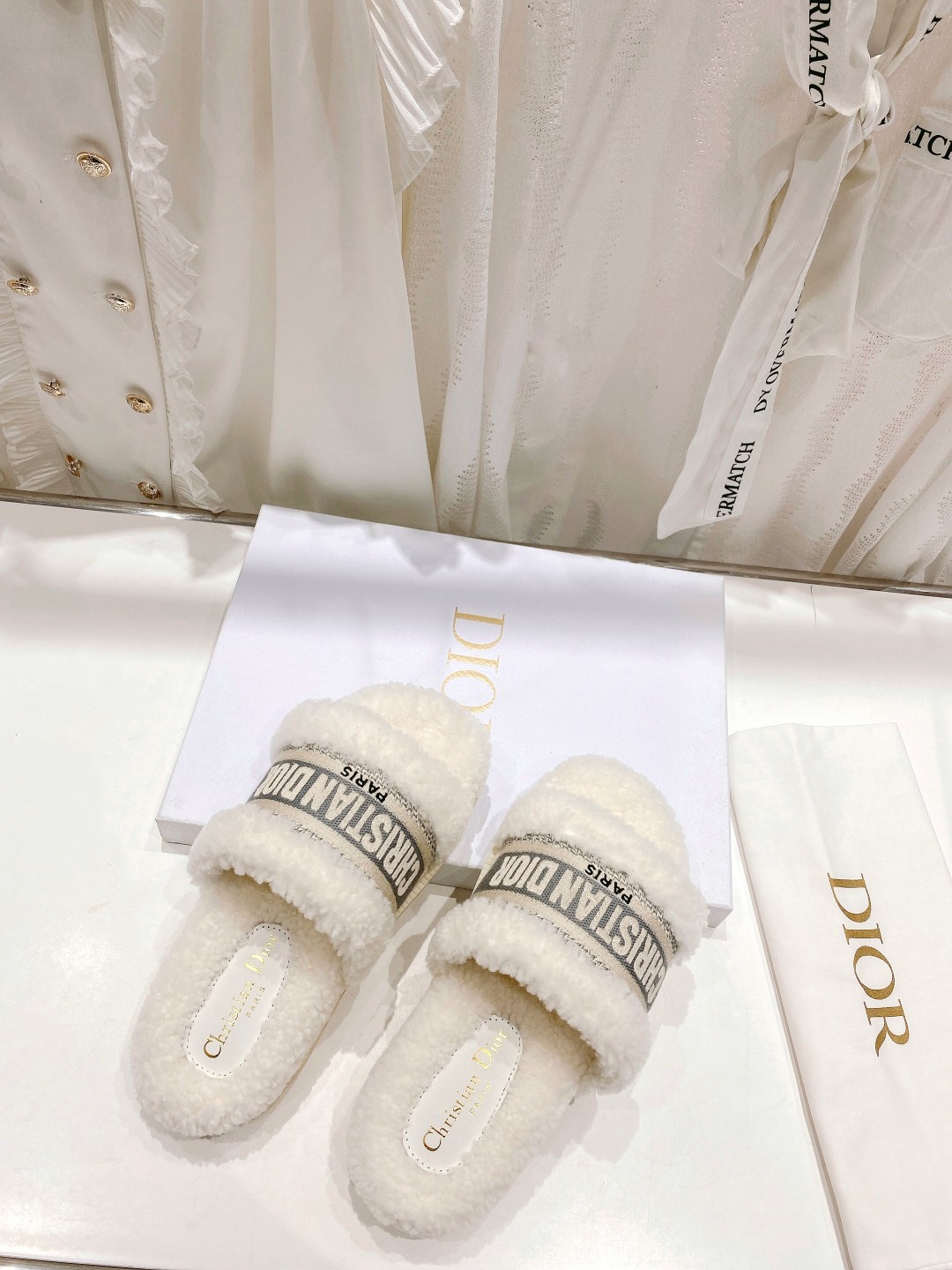 高版本出厂
【高品质】Dior/迪奥2025ss秋冬新款字母刺绣毛毛拖！经典立体刺绣搭配进口羊毛，舒适度