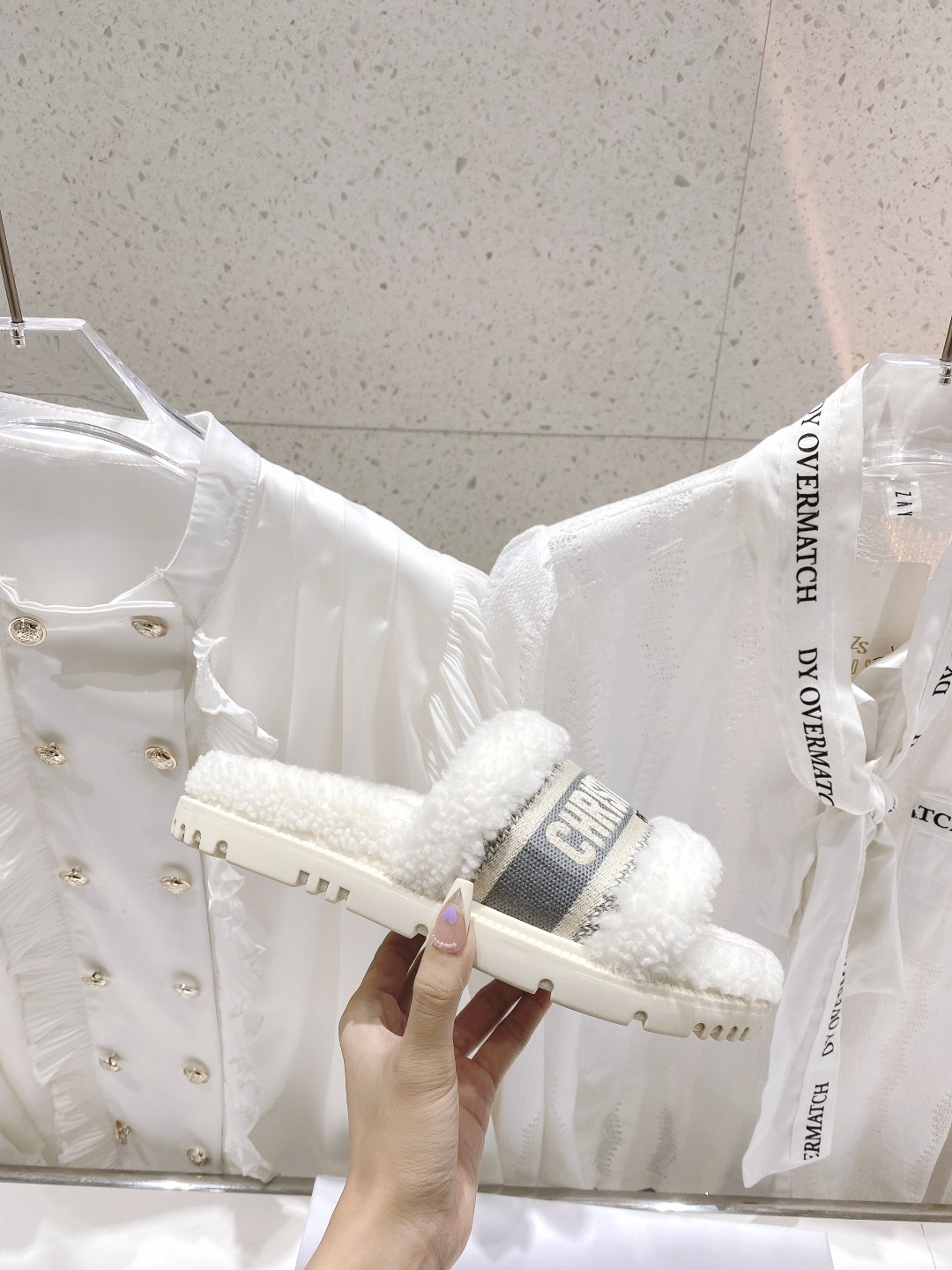 高版本出厂
【高品质】Dior/迪奥2025ss秋冬新款字母刺绣毛毛拖！经典立体刺绣搭配进口羊毛，舒适度