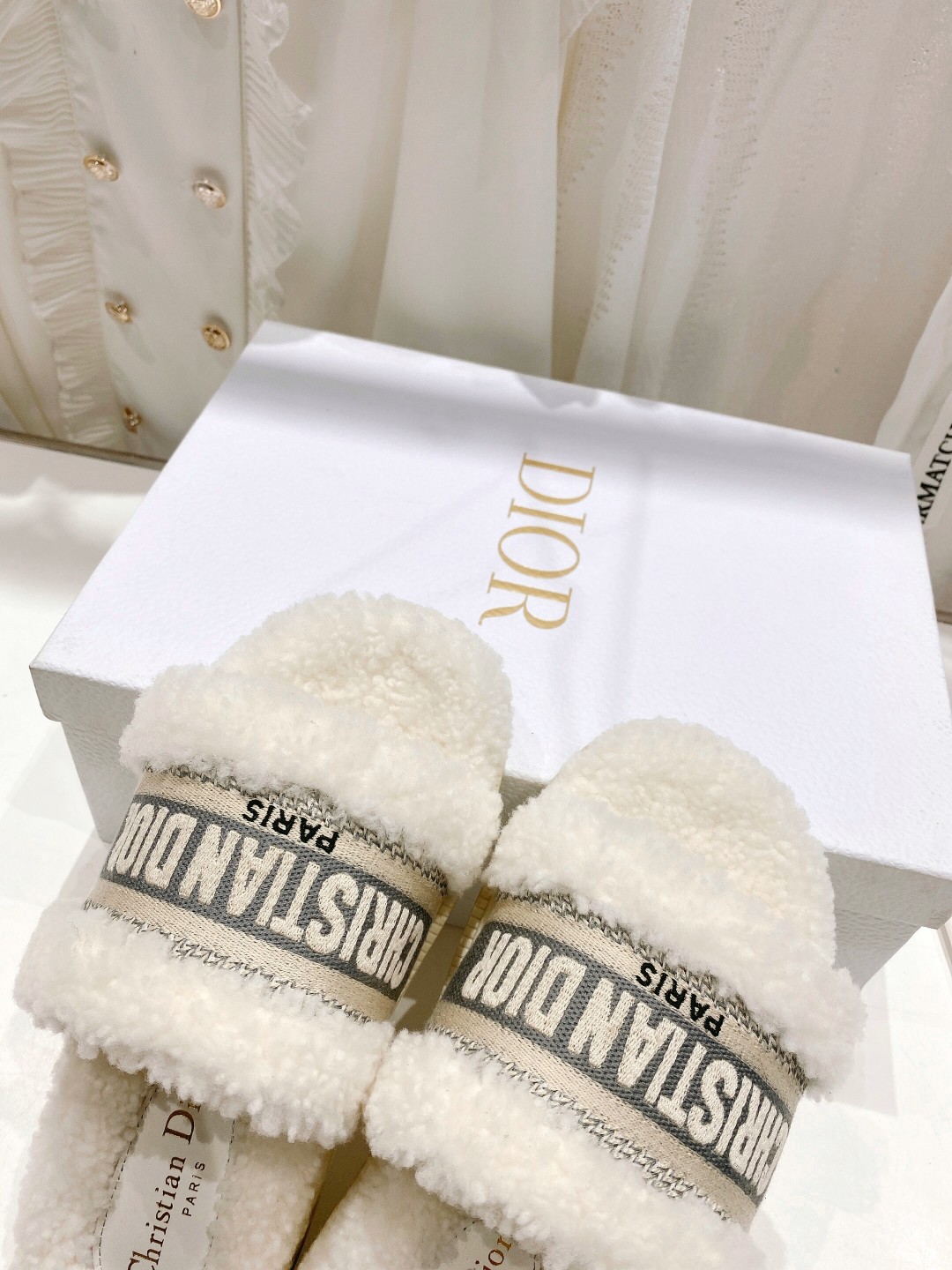 高版本出厂
【高品质】Dior/迪奥2025ss秋冬新款字母刺绣毛毛拖！经典立体刺绣搭配进口羊毛，舒适度