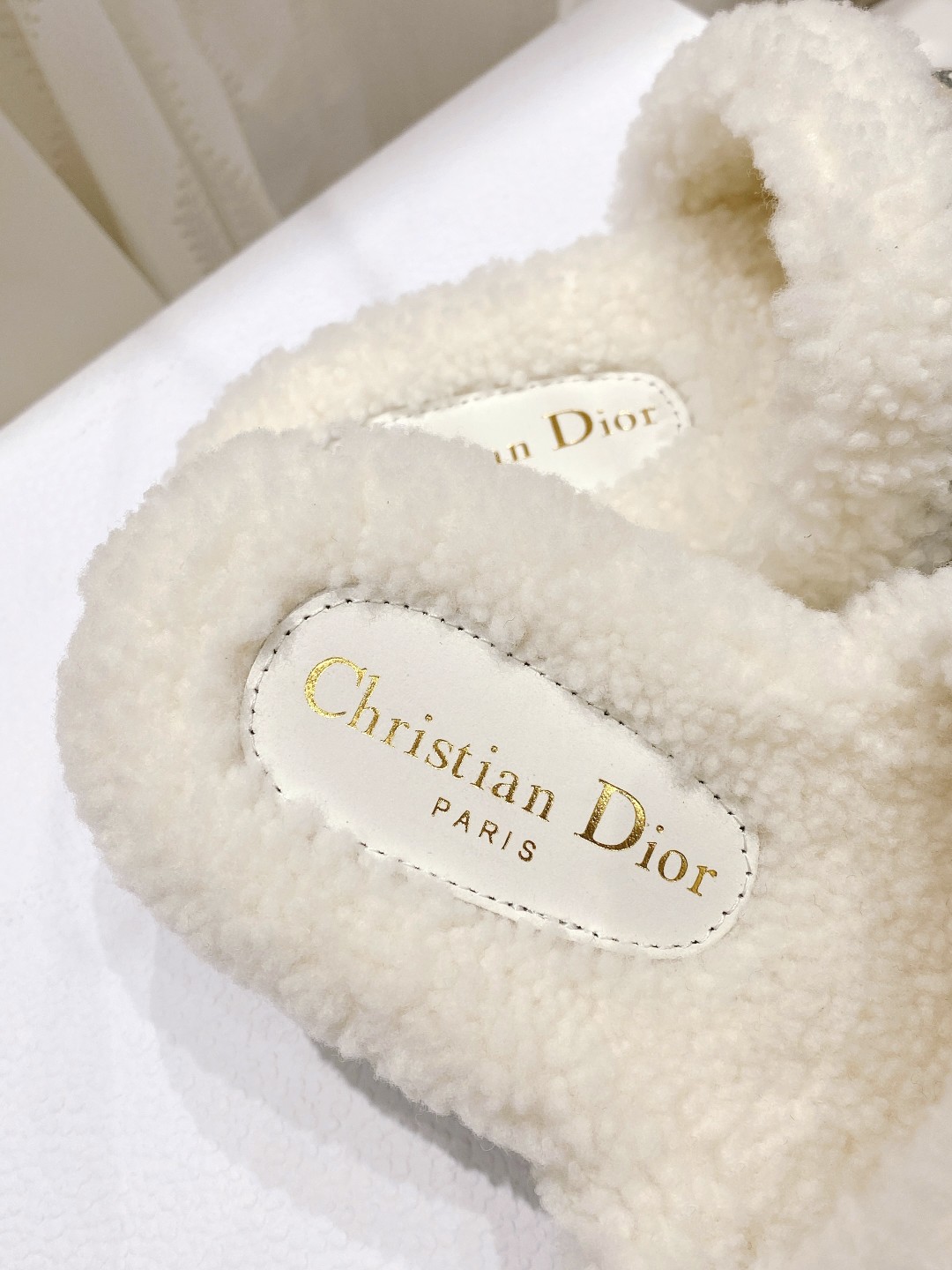 高版本出厂
【高品质】Dior/迪奥2025ss秋冬新款字母刺绣毛毛拖！经典立体刺绣搭配进口羊毛，舒适度