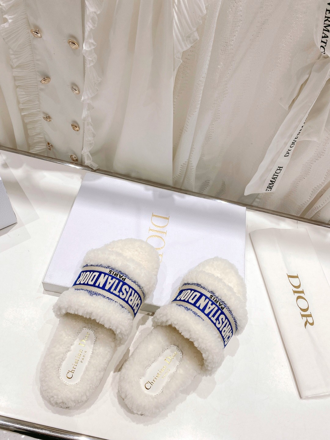 高版本出厂
【高品质】Dior/迪奥2025ss秋冬新款字母刺绣毛毛拖！经典立体刺绣搭配进口羊毛，舒适度