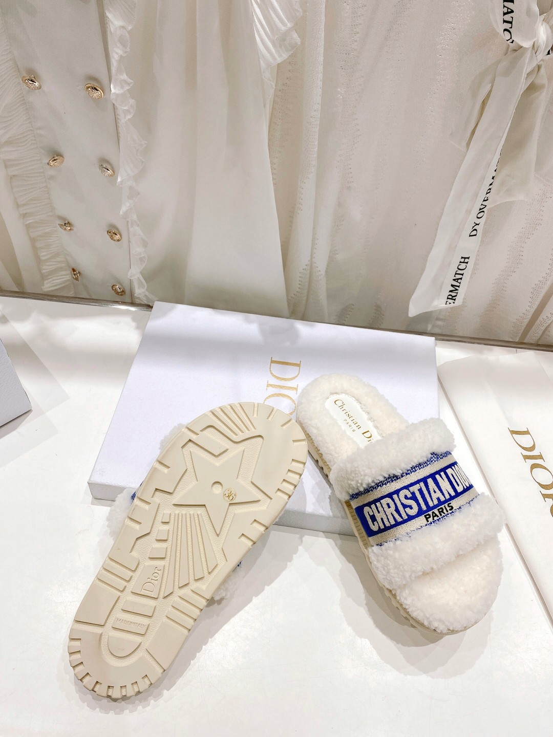 高版本出厂
【高品质】Dior/迪奥2025ss秋冬新款字母刺绣毛毛拖！经典立体刺绣搭配进口羊毛，舒适度