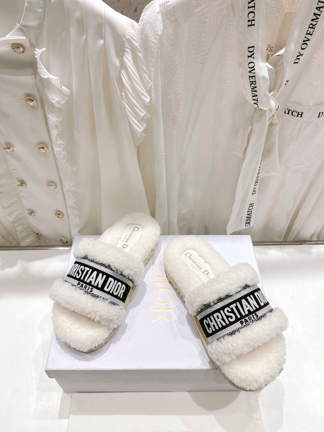 高版本出厂
【高品质】Dior/迪奥2025ss秋冬新款字母刺绣毛毛拖！经典立体刺绣搭配进口羊毛，舒适度