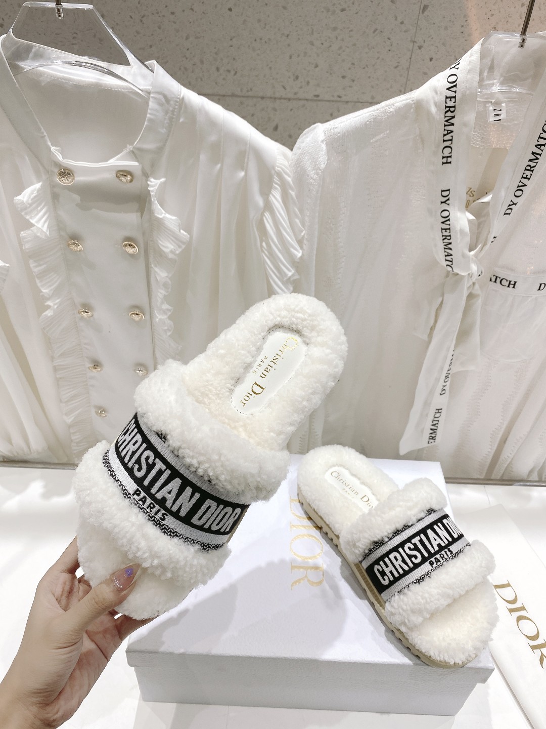 高版本出厂
【高品质】Dior/迪奥2025ss秋冬新款字母刺绣毛毛拖！经典立体刺绣搭配进口羊毛，舒适度