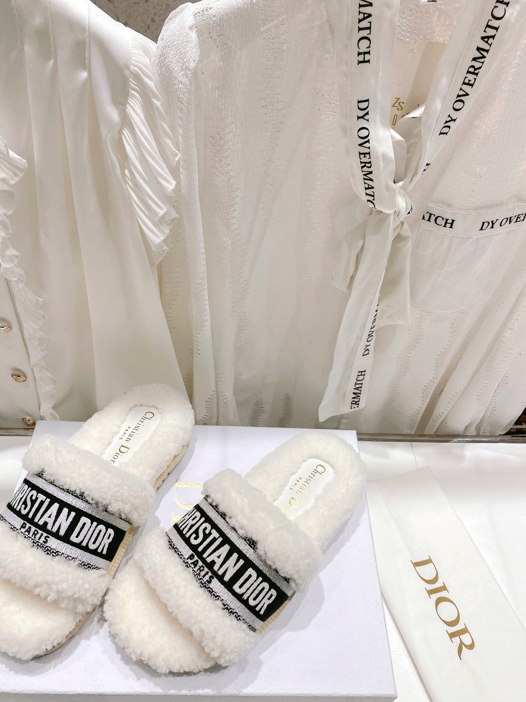高版本出厂
【高品质】Dior/迪奥2025ss秋冬新款字母刺绣毛毛拖！经典立体刺绣搭配进口羊毛，舒适度