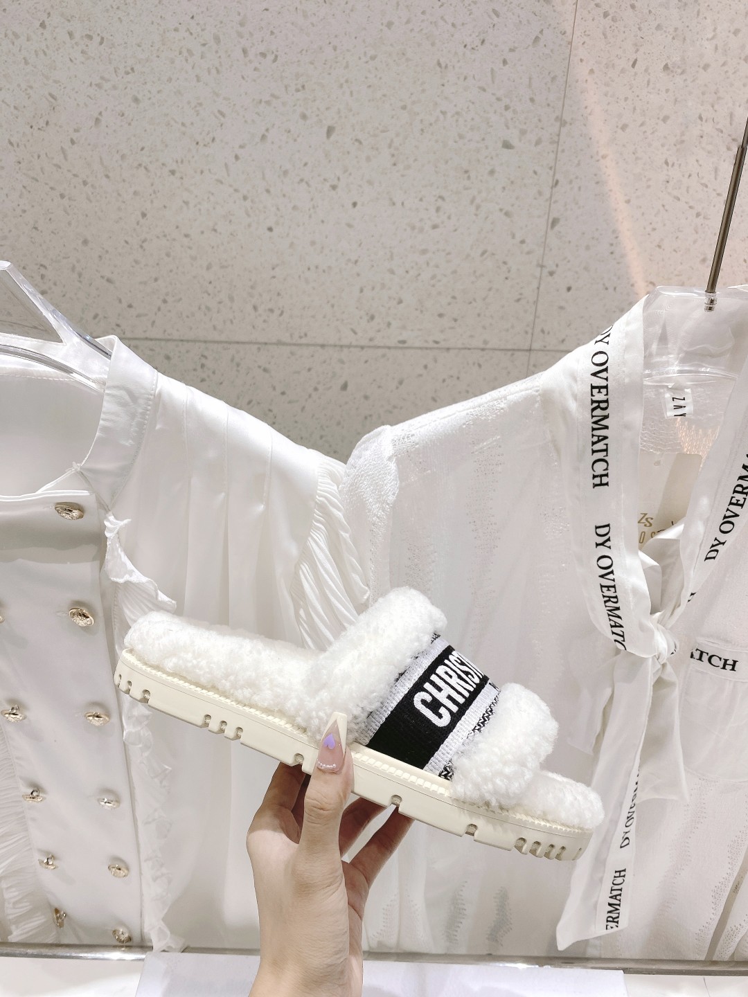 高版本出厂
【高品质】Dior/迪奥2025ss秋冬新款字母刺绣毛毛拖！经典立体刺绣搭配进口羊毛，舒适度