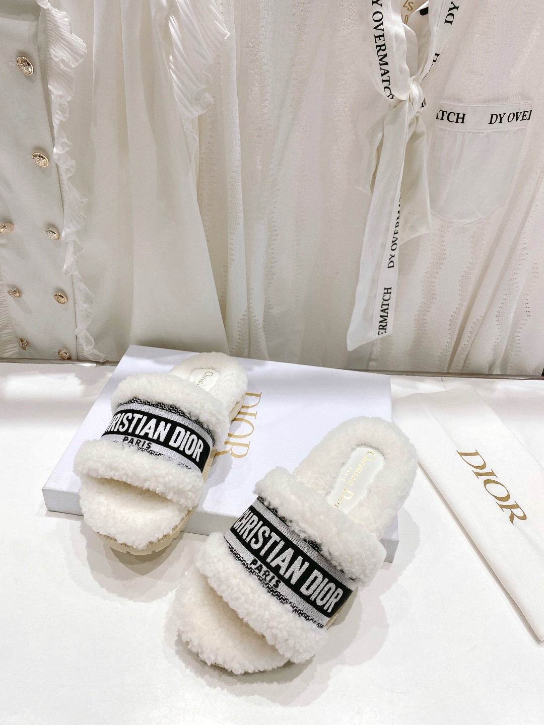 高版本出厂
【高品质】Dior/迪奥2025ss秋冬新款字母刺绣毛毛拖！经典立体刺绣搭配进口羊毛，舒适度