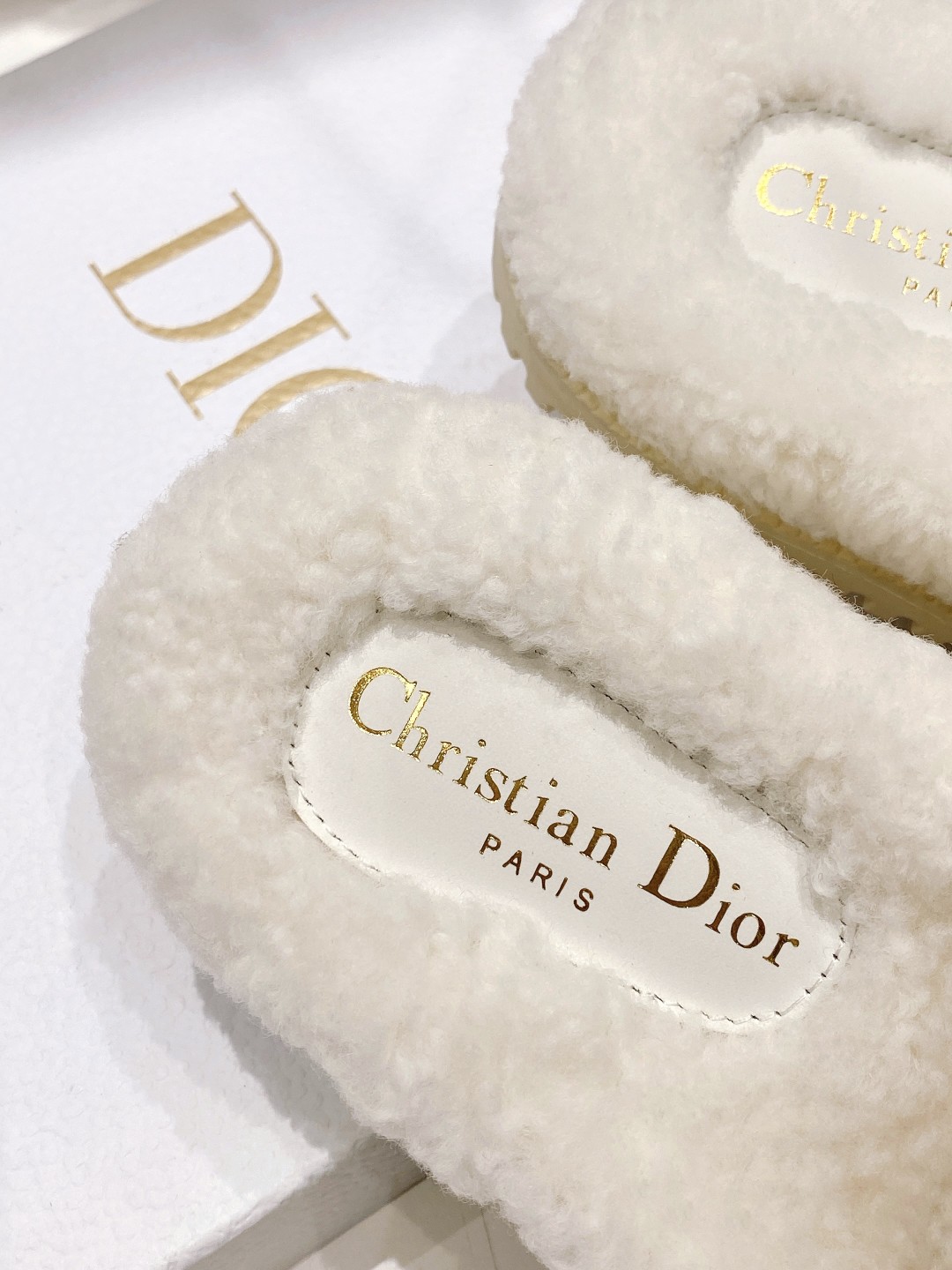 高版本出厂
【高品质】Dior/迪奥2025ss秋冬新款字母刺绣毛毛拖！经典立体刺绣搭配进口羊毛，舒适度