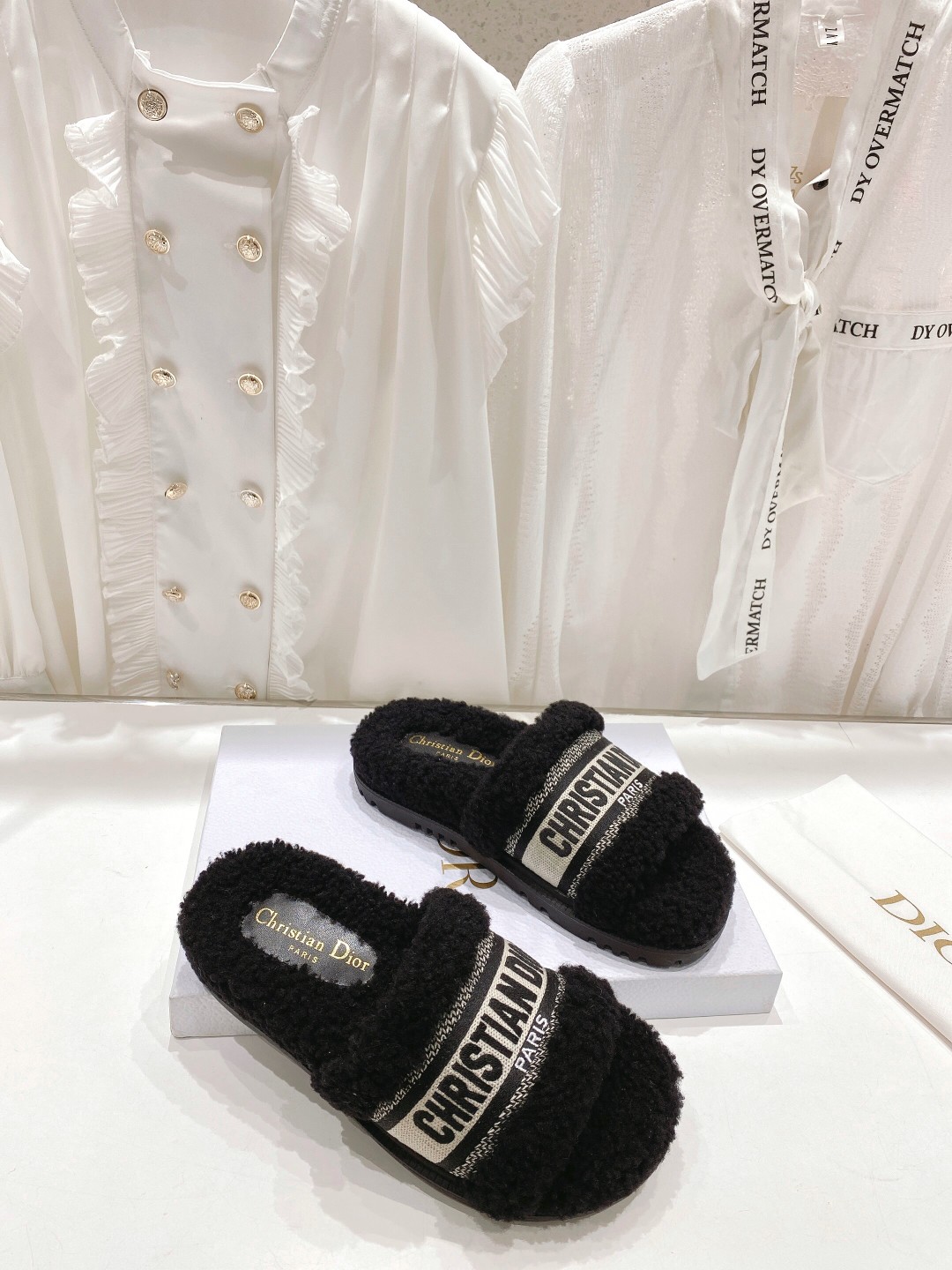高版本出厂
【高品质】Dior/迪奥2025ss秋冬新款字母刺绣毛毛拖！经典立体刺绣搭配进口羊毛，舒适度
