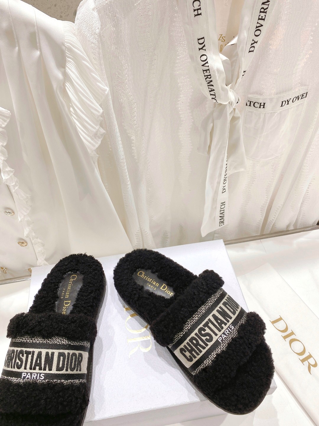 高版本出厂
【高品质】Dior/迪奥2025ss秋冬新款字母刺绣毛毛拖！经典立体刺绣搭配进口羊毛，舒适度