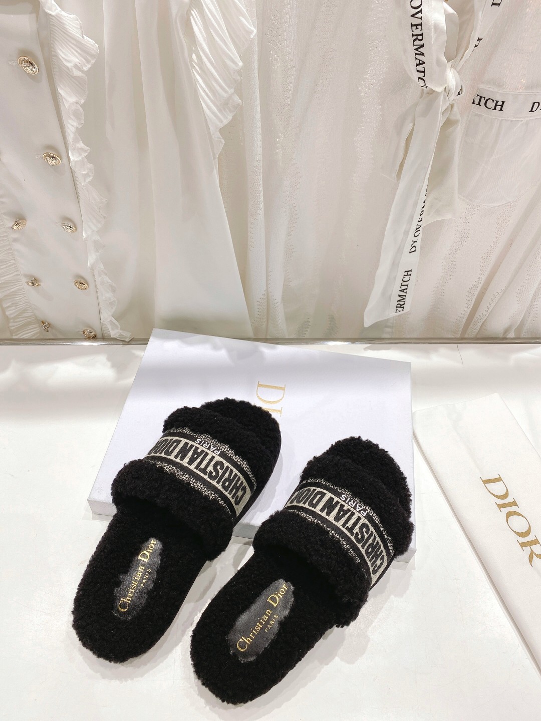 高版本出厂
【高品质】Dior/迪奥2025ss秋冬新款字母刺绣毛毛拖！经典立体刺绣搭配进口羊毛，舒适度