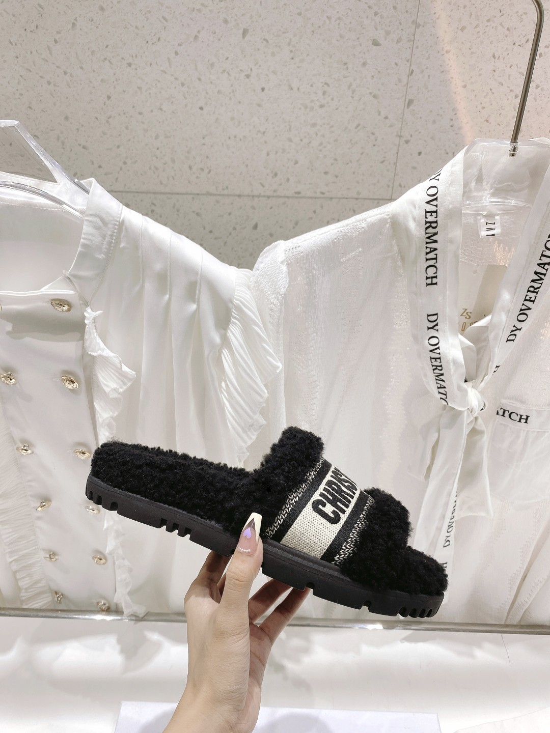 高版本出厂
【高品质】Dior/迪奥2025ss秋冬新款字母刺绣毛毛拖！经典立体刺绣搭配进口羊毛，舒适度
